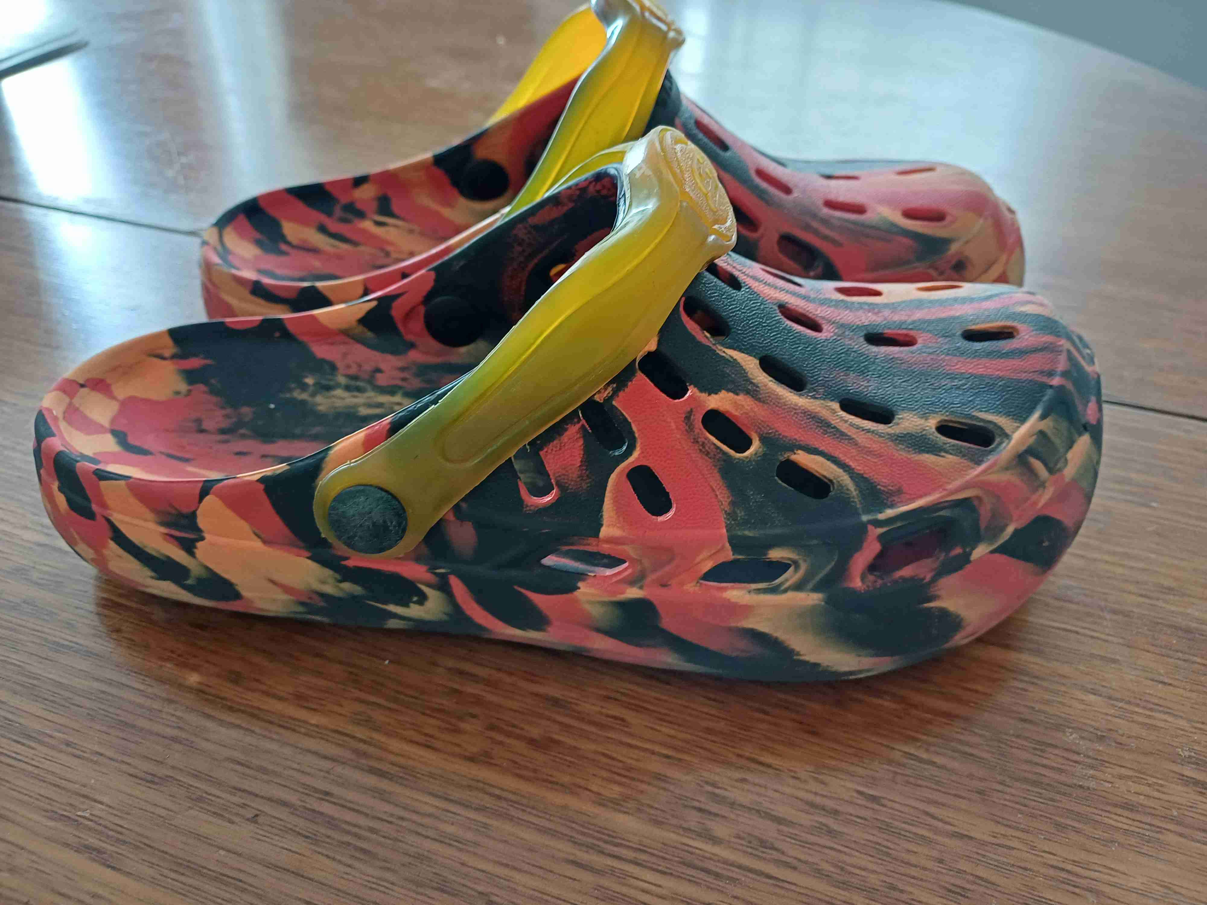 Sandalias tipo Crocs coloridas - miniatura 2