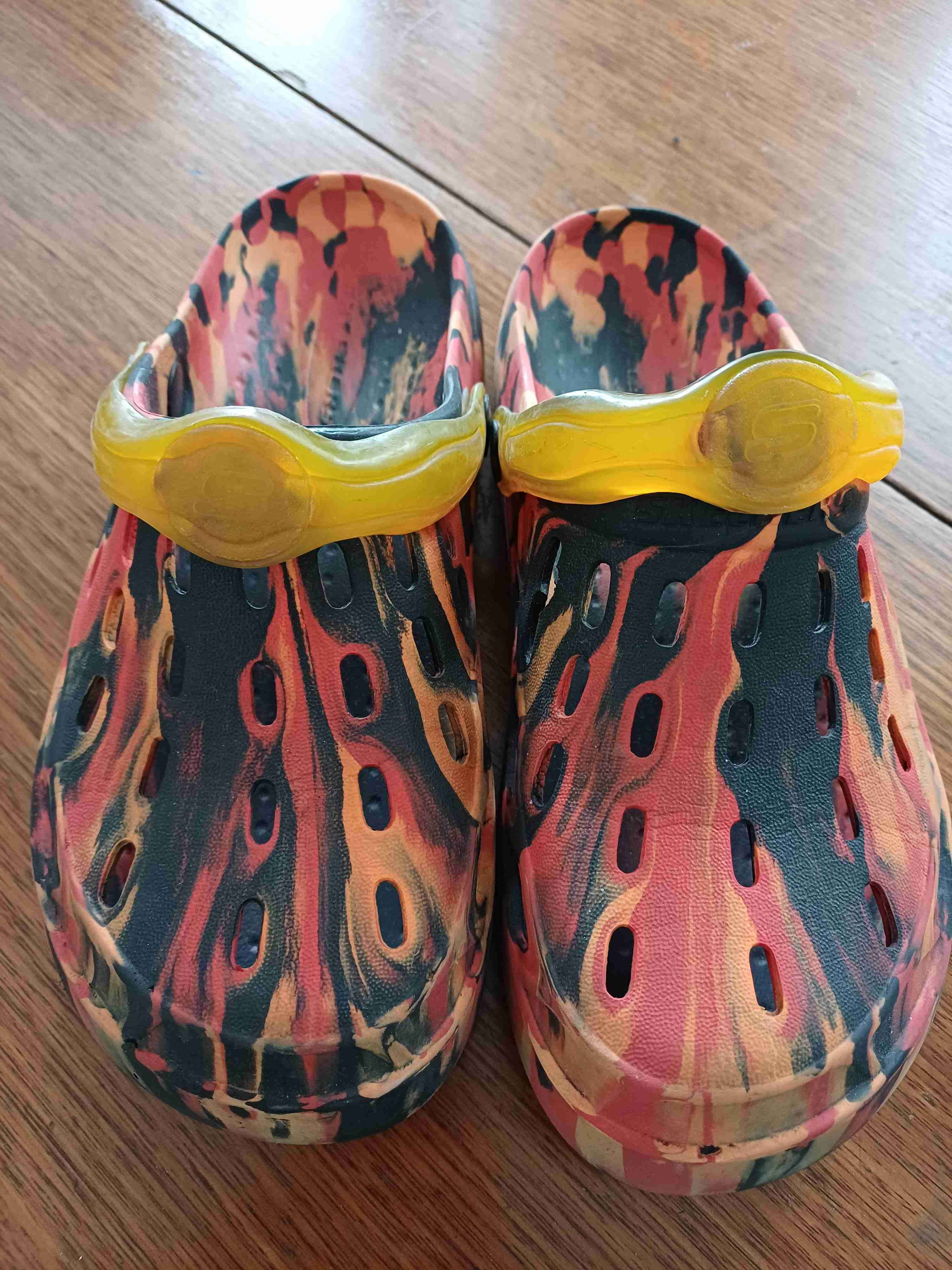 Sandalias tipo Crocs coloridas - miniatura 3