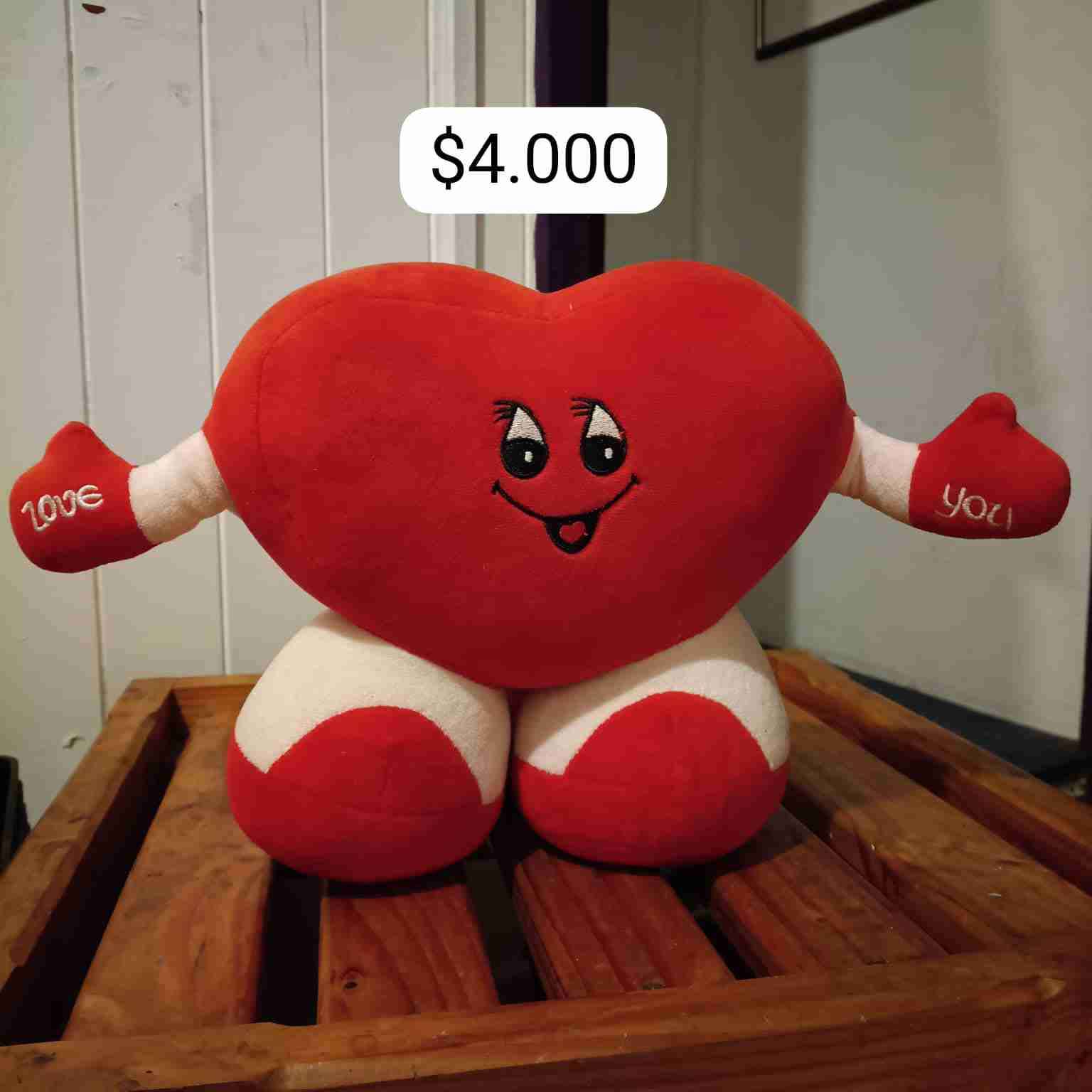Peluche de corazón rojo