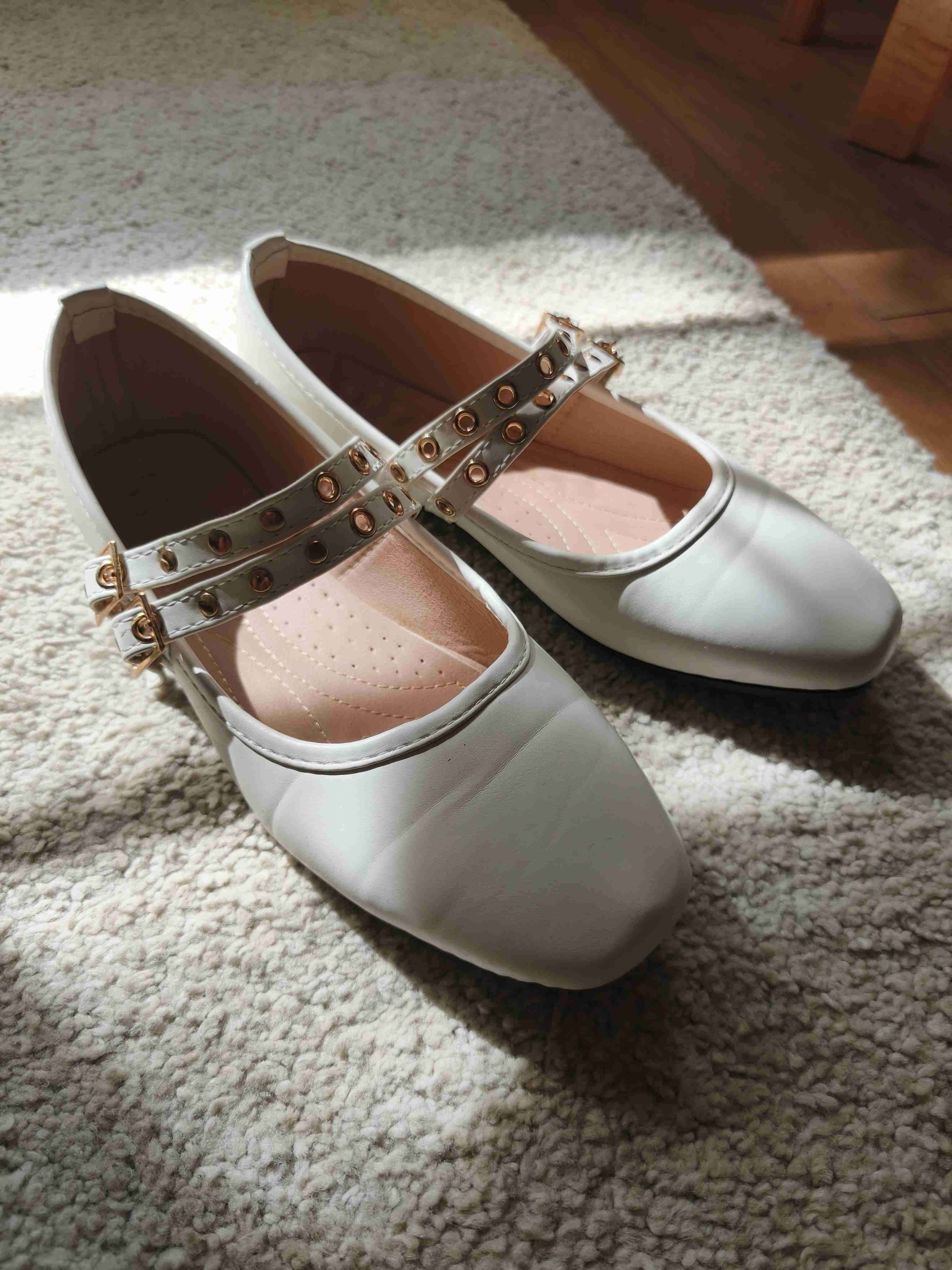Zapatos blancos con tachas - miniatura 1