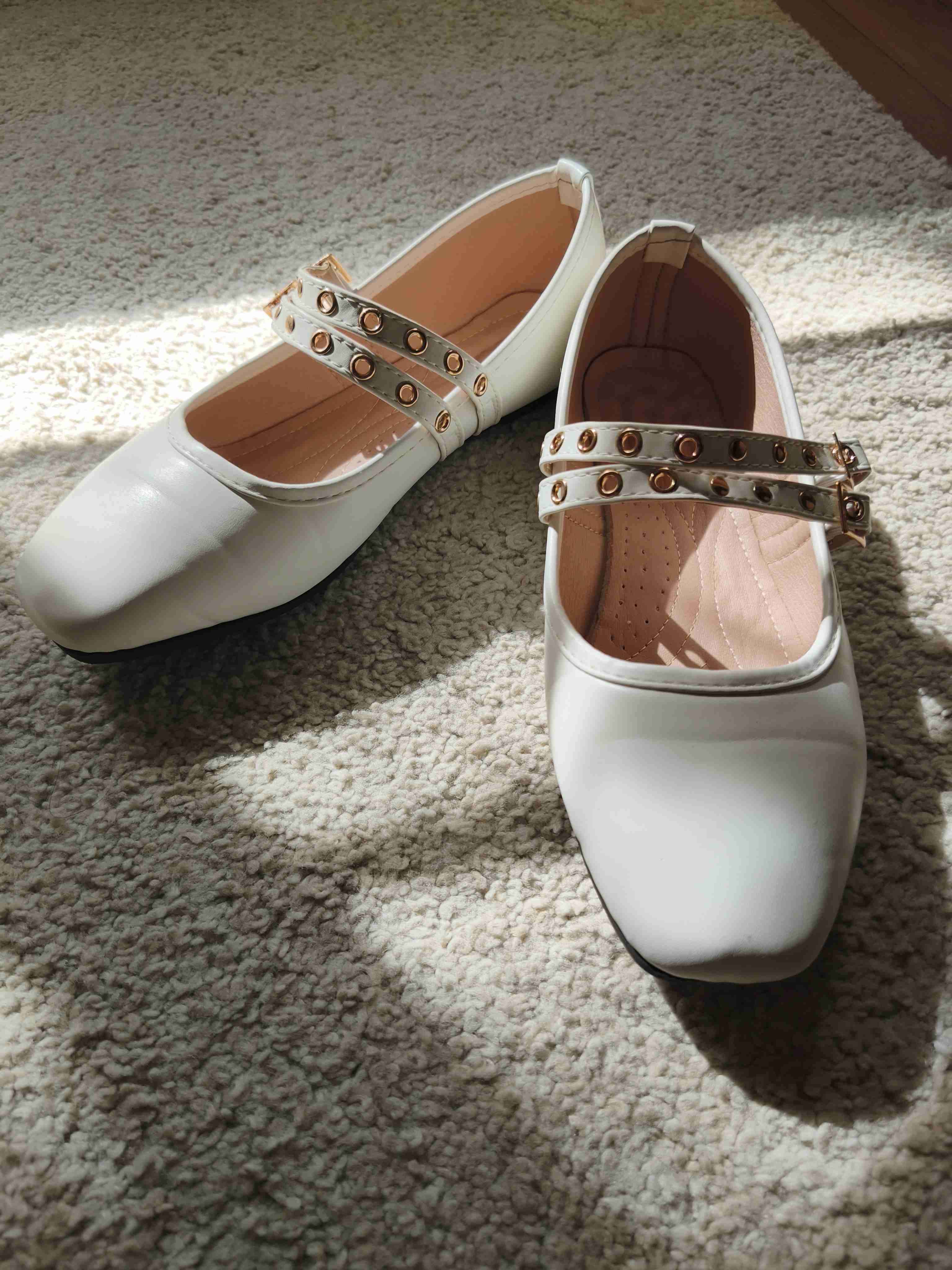 Zapatos blancos con tachas - miniatura 2