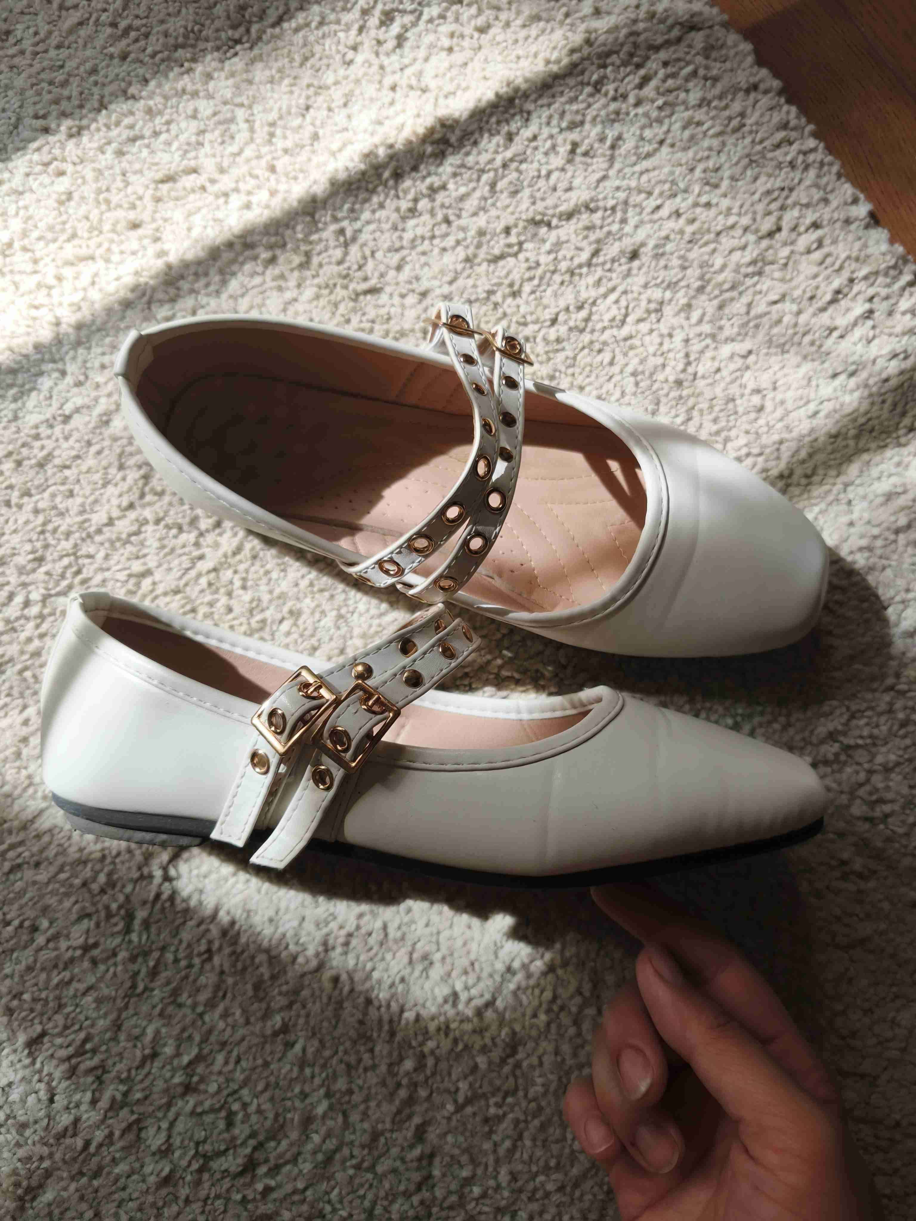 Zapatos blancos con tachas - miniatura 3