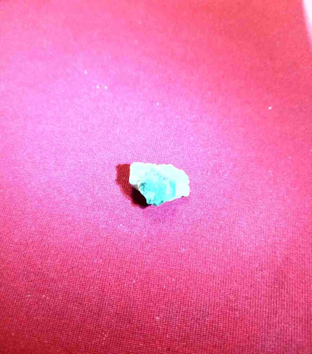 Piedra mineral  Esmeralda en bruto - miniatura 1