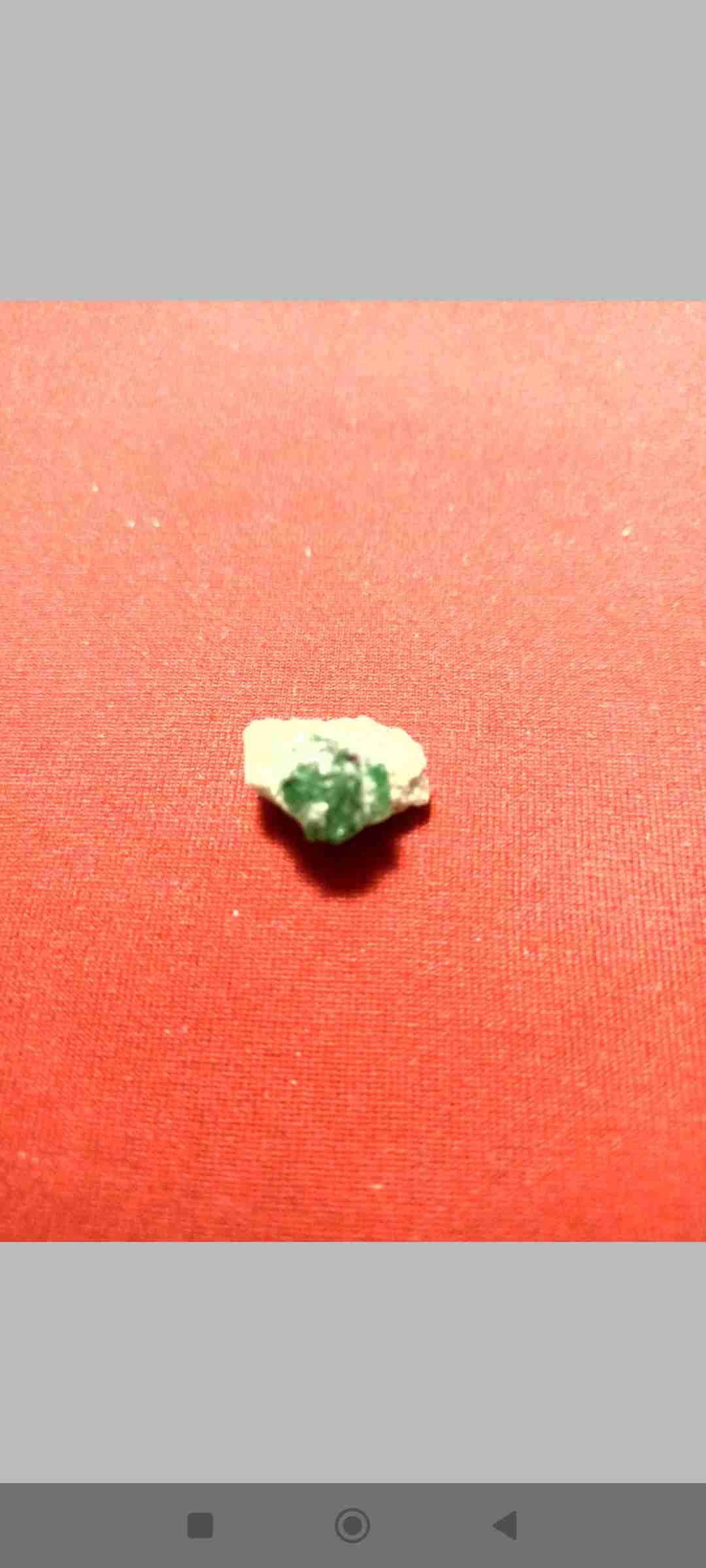 Piedra mineral  Esmeralda en bruto - miniatura 2