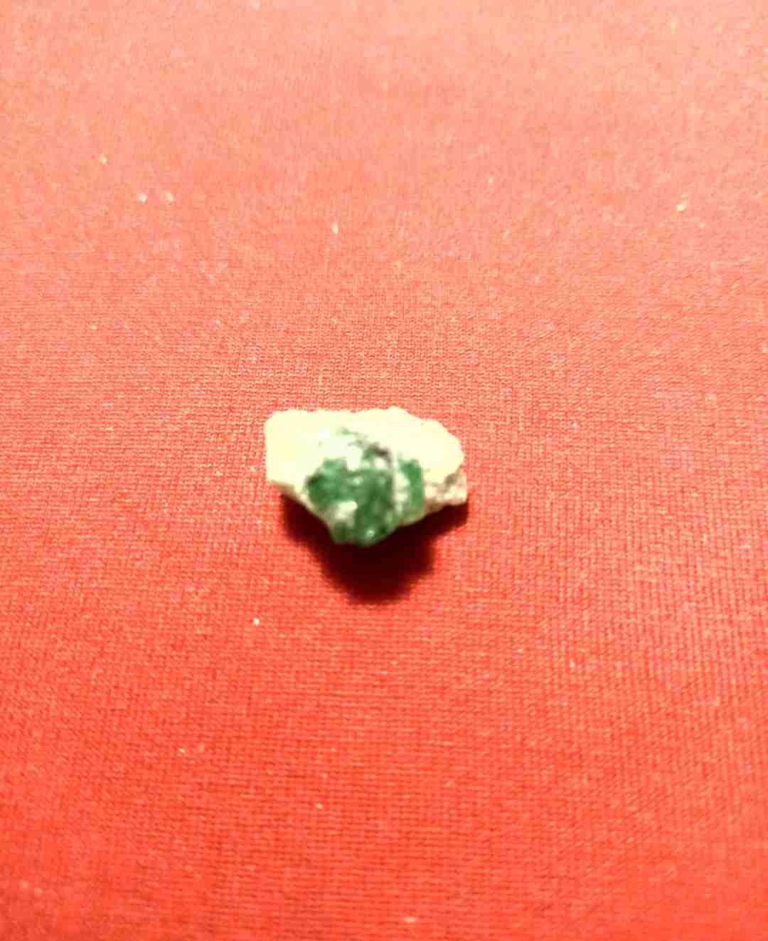 Piedra mineral  Esmeralda en bruto - miniatura 3