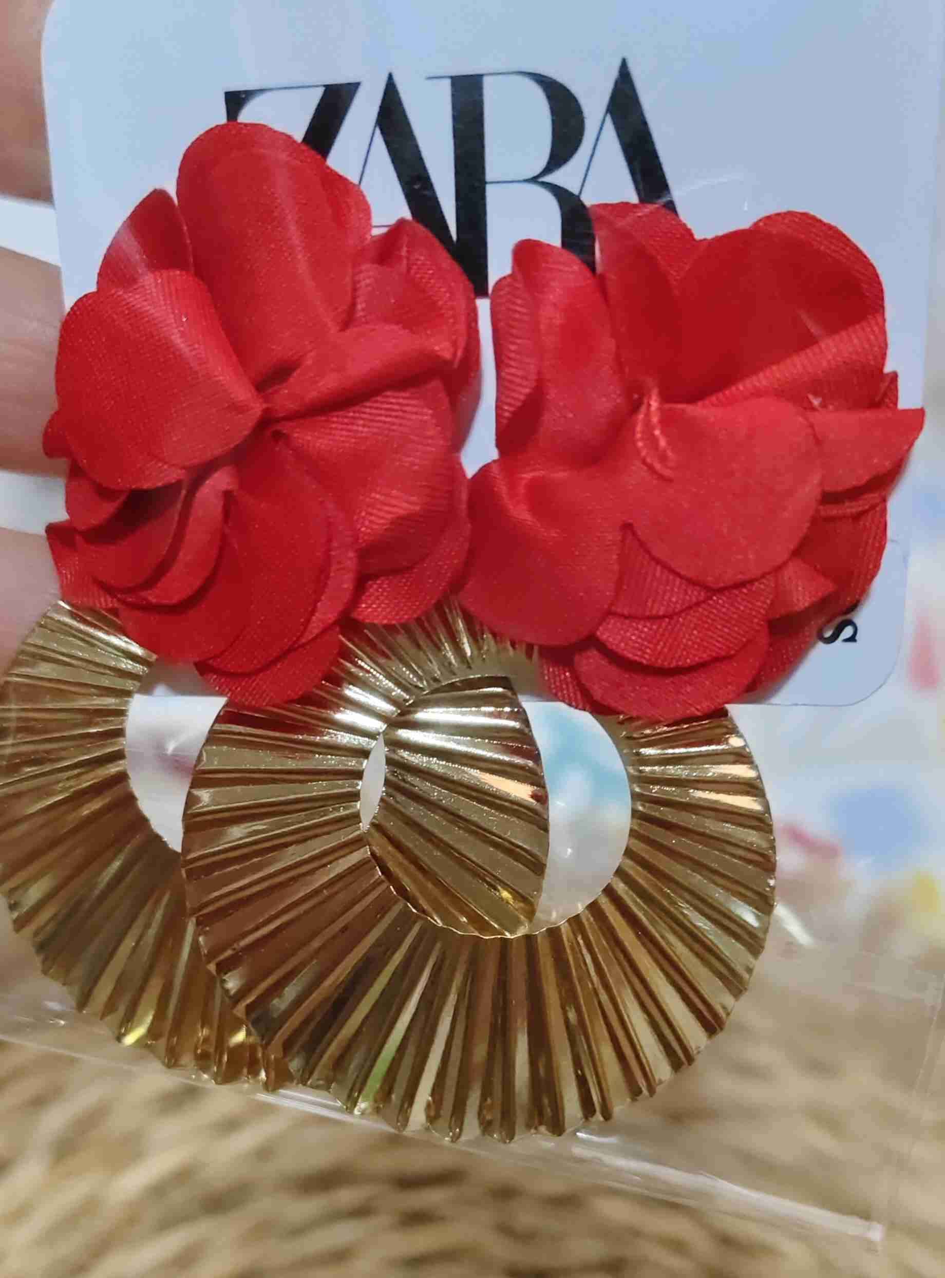 Aros dorados con flores rojas Zara - 1