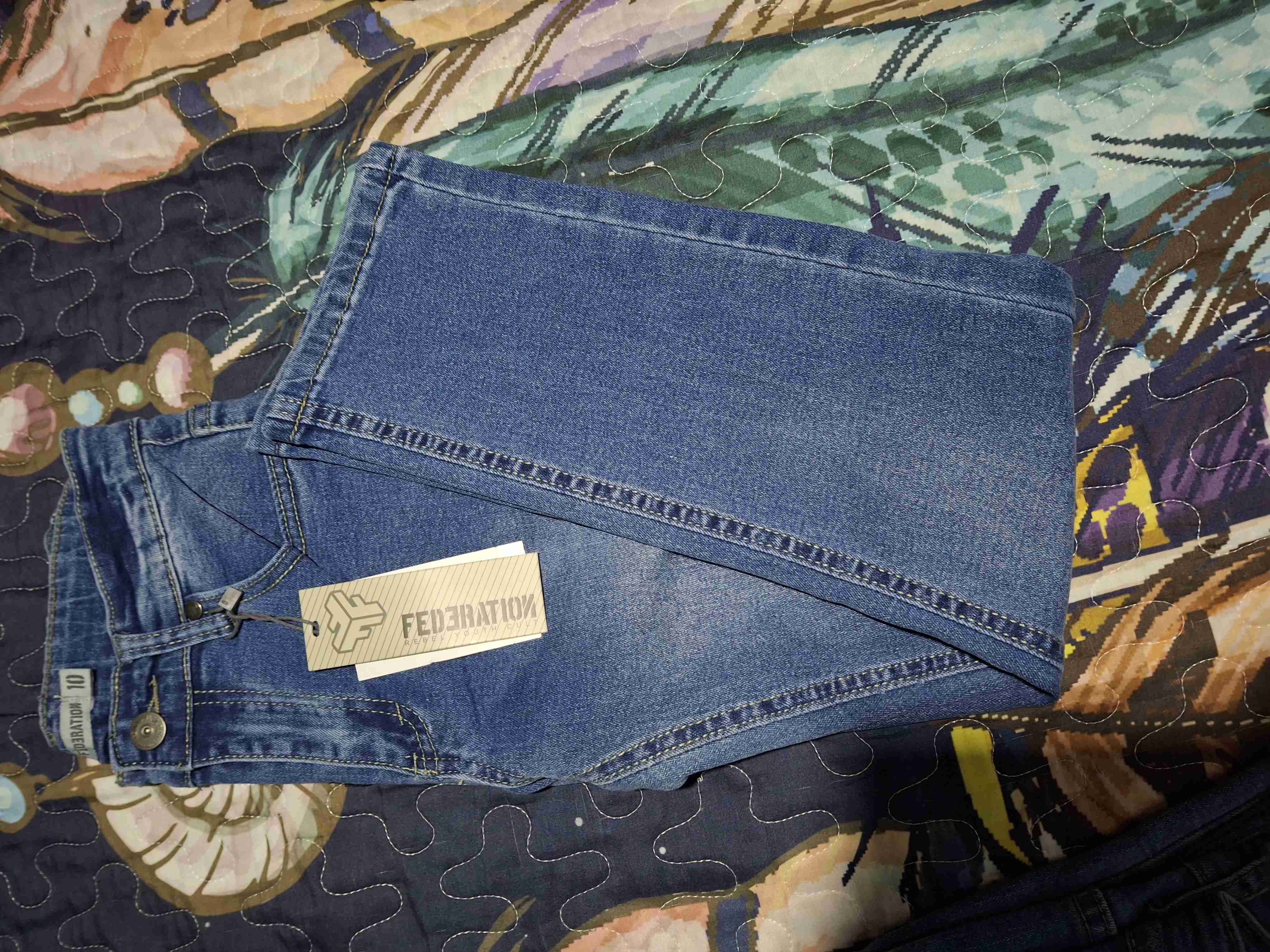 Jeans azules con etiqueta - miniatura 2