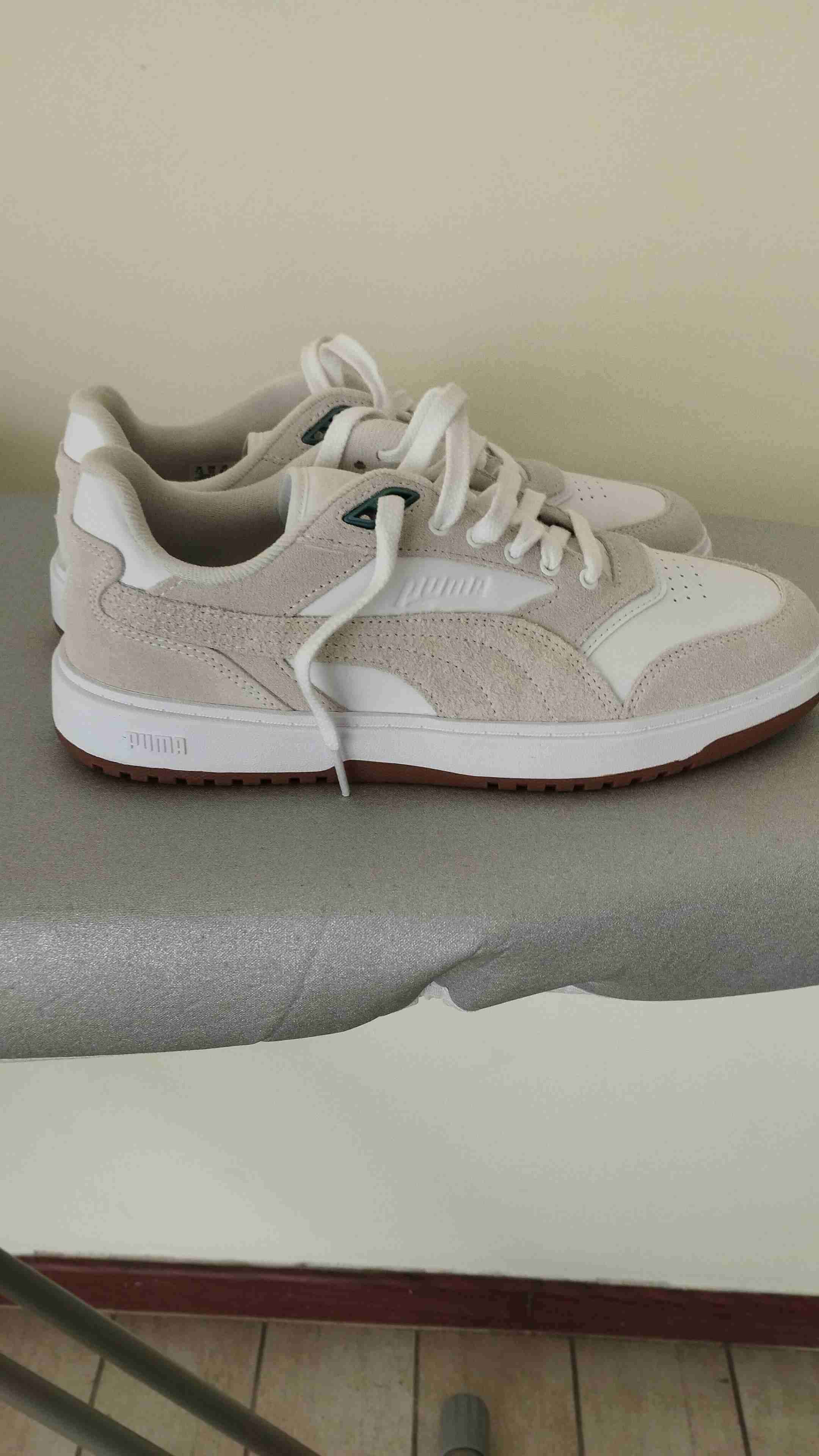 Zapatillas deportivas beige y blancas - miniatura 1