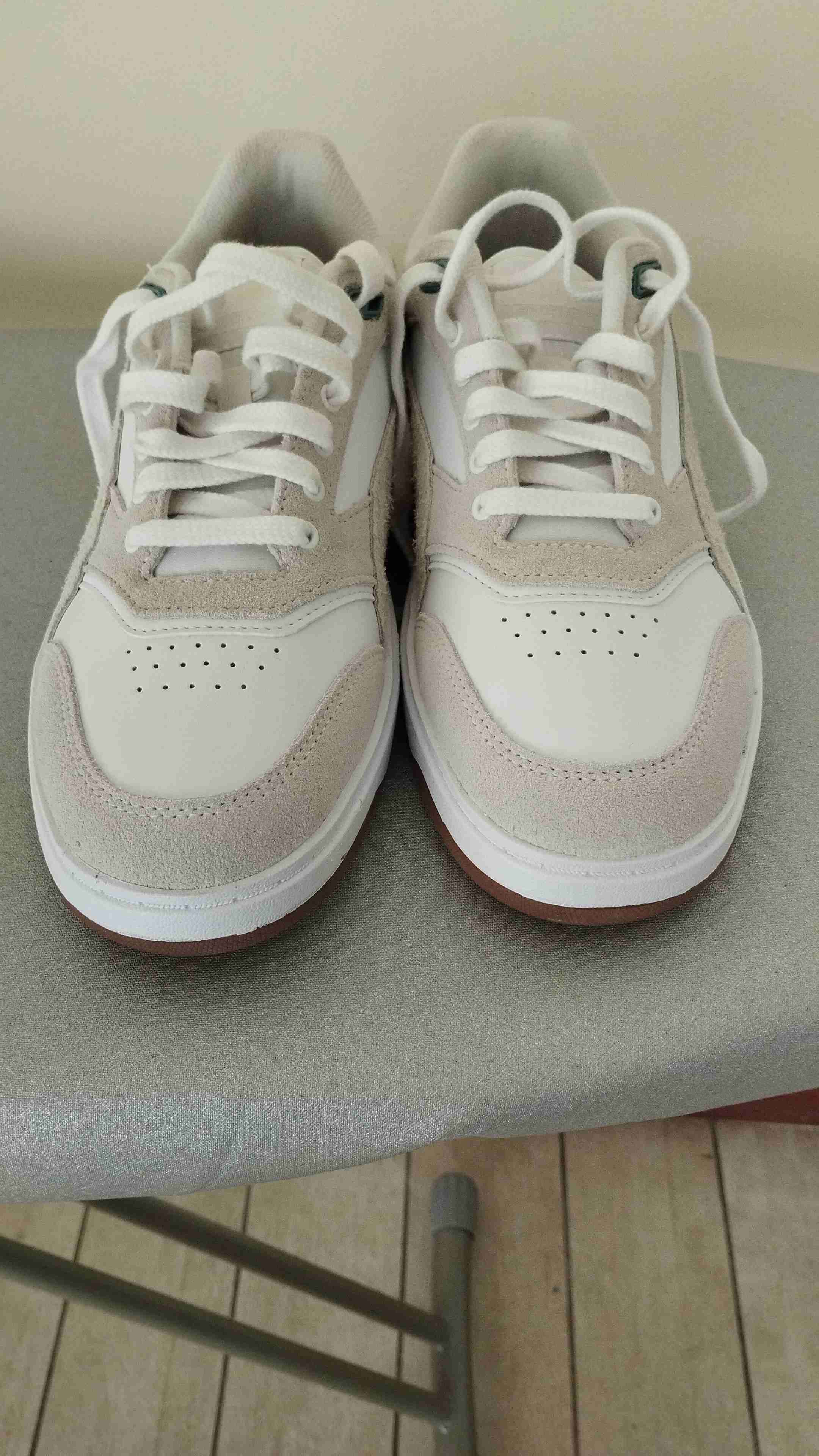 Zapatillas deportivas beige y blancas - miniatura 2