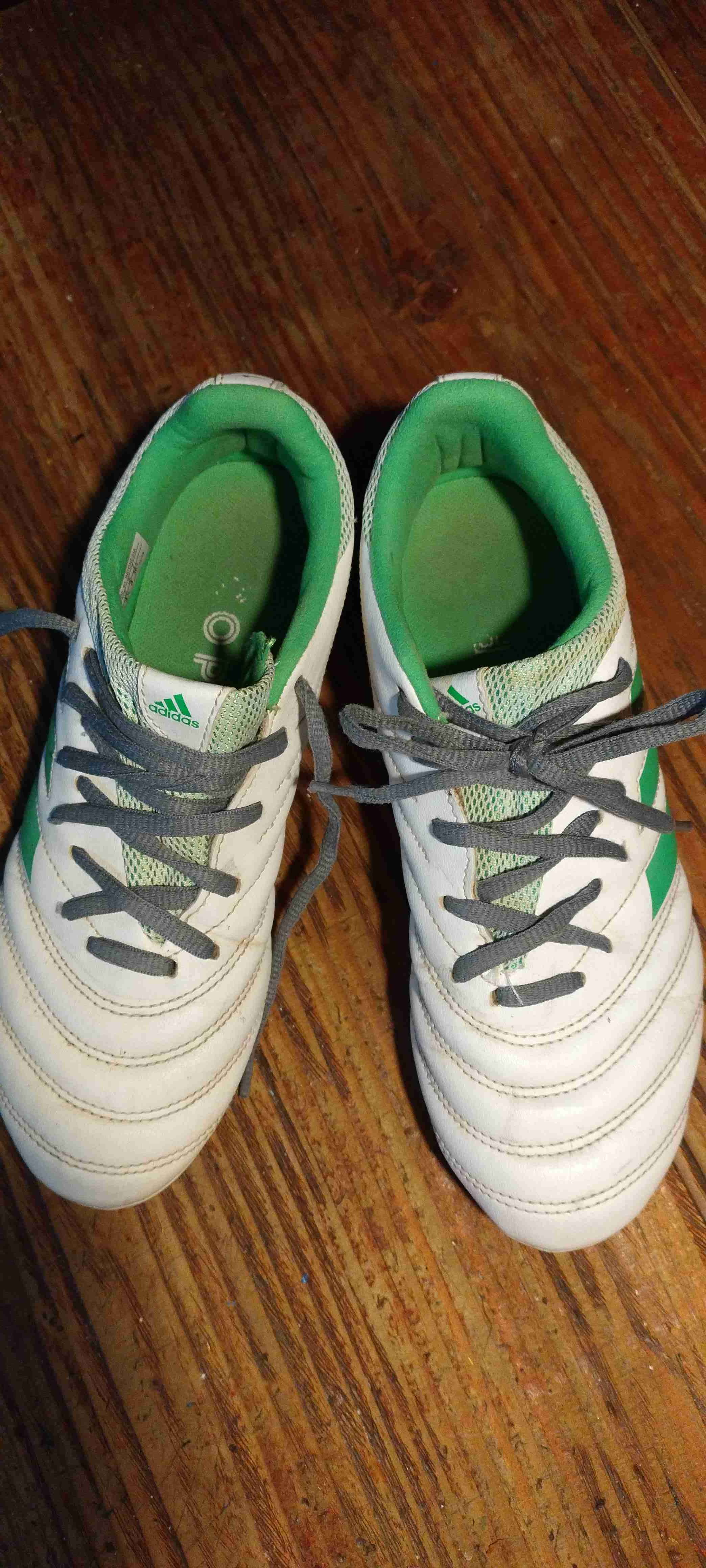 Zapatos de fútbol  blancas y verdes - miniatura 1