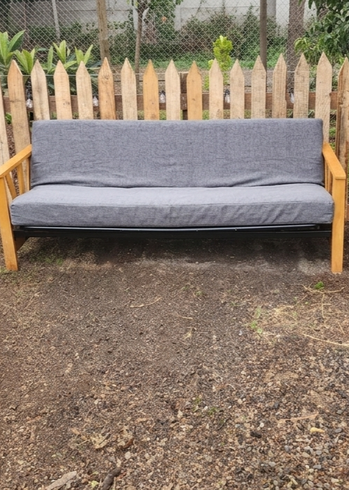 Futón con base de fierro y costados de madera - miniatura 1