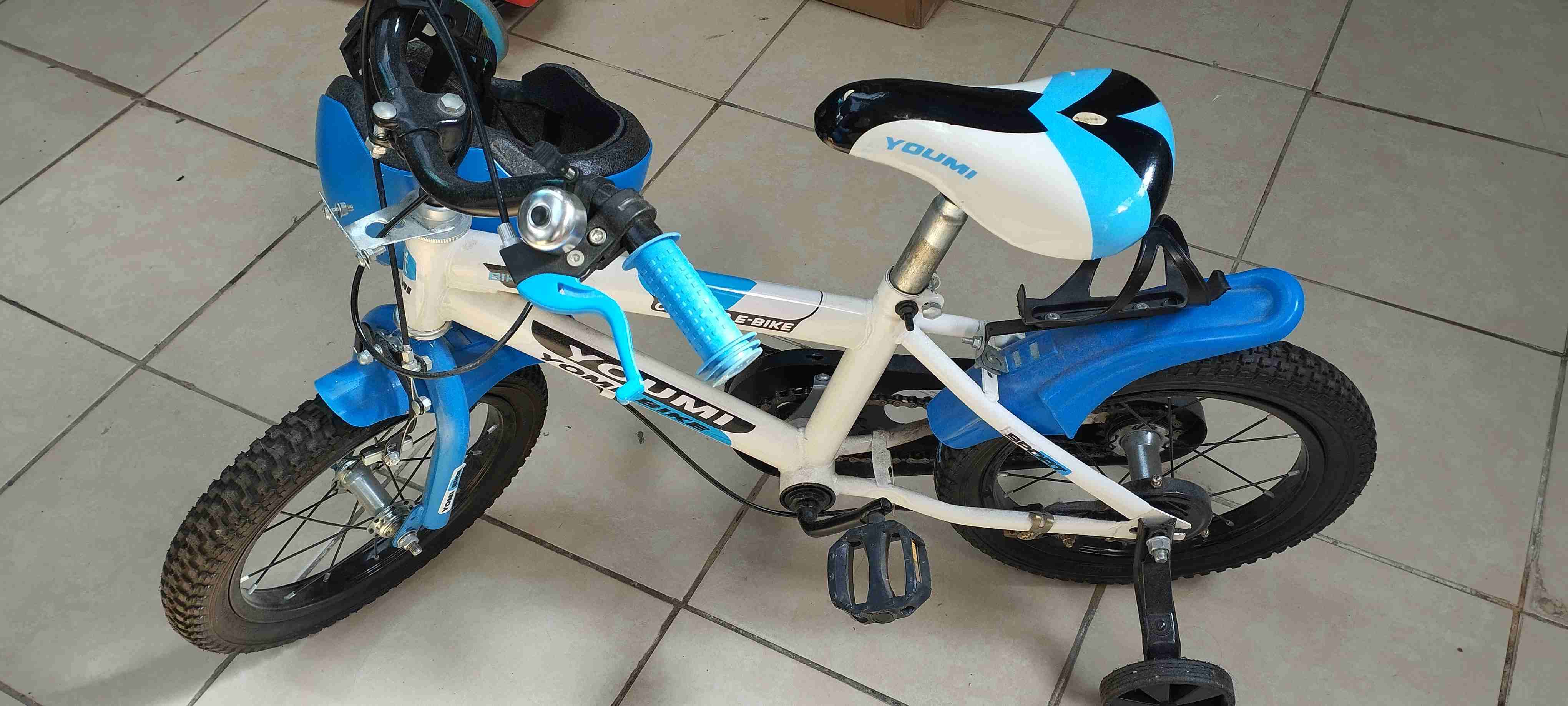 Bicicleta infantil azul con ruedas de apoyo - miniatura 1