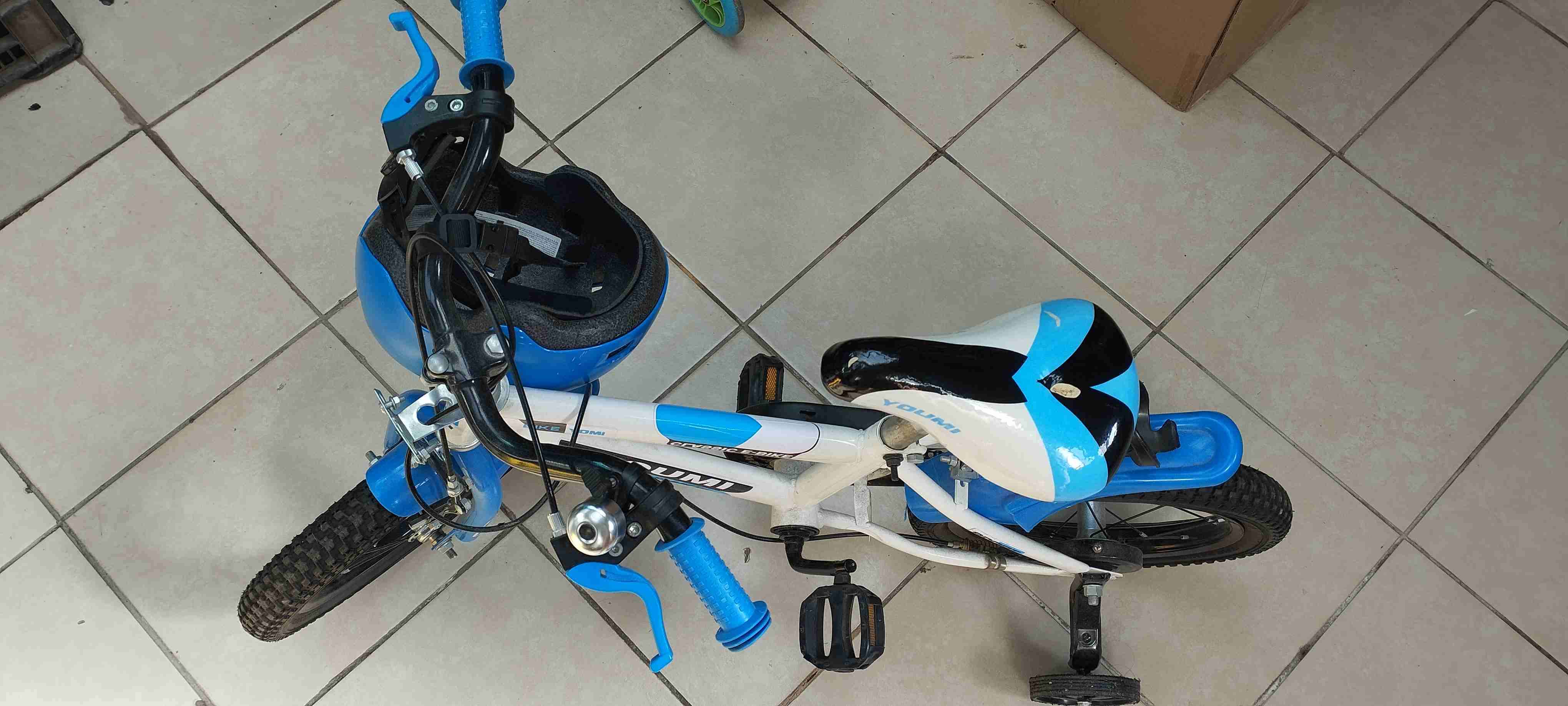 Bicicleta infantil azul con ruedas de apoyo - miniatura 2