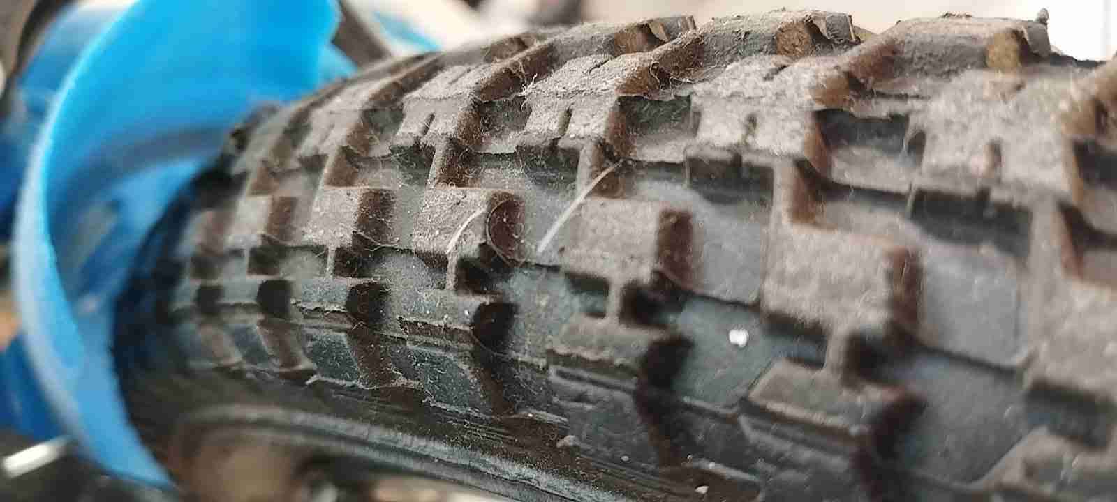 Bicicleta infantil azul con ruedas de apoyo - miniatura 3