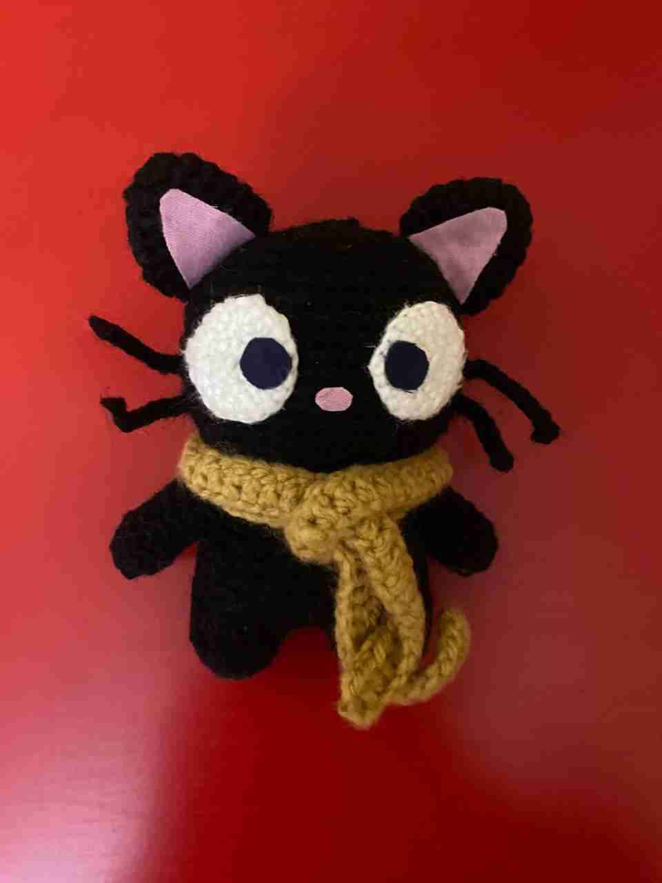 Peluche negro tejido a mano - miniatura 2