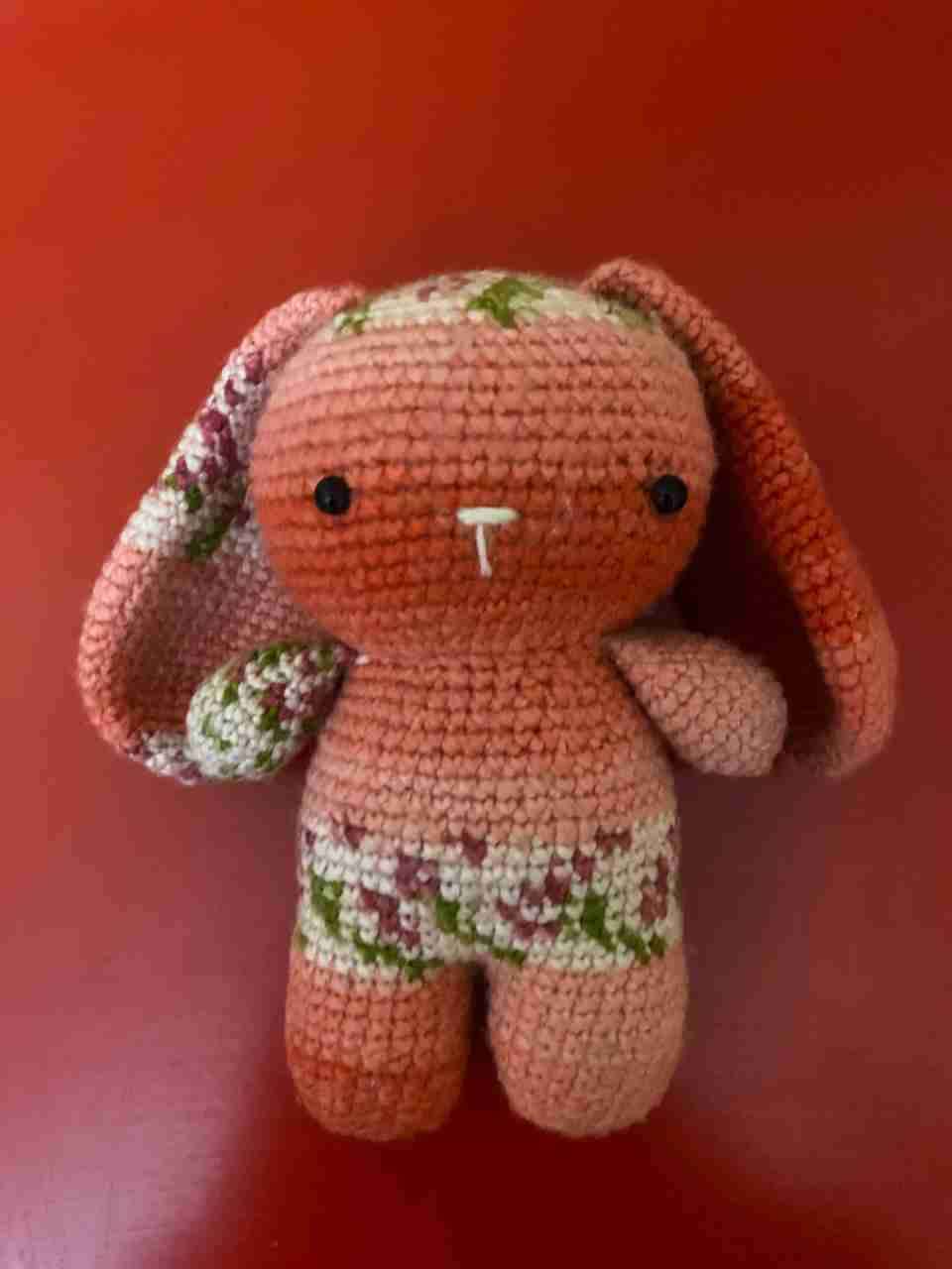 Conejo tejido a crochet colorido