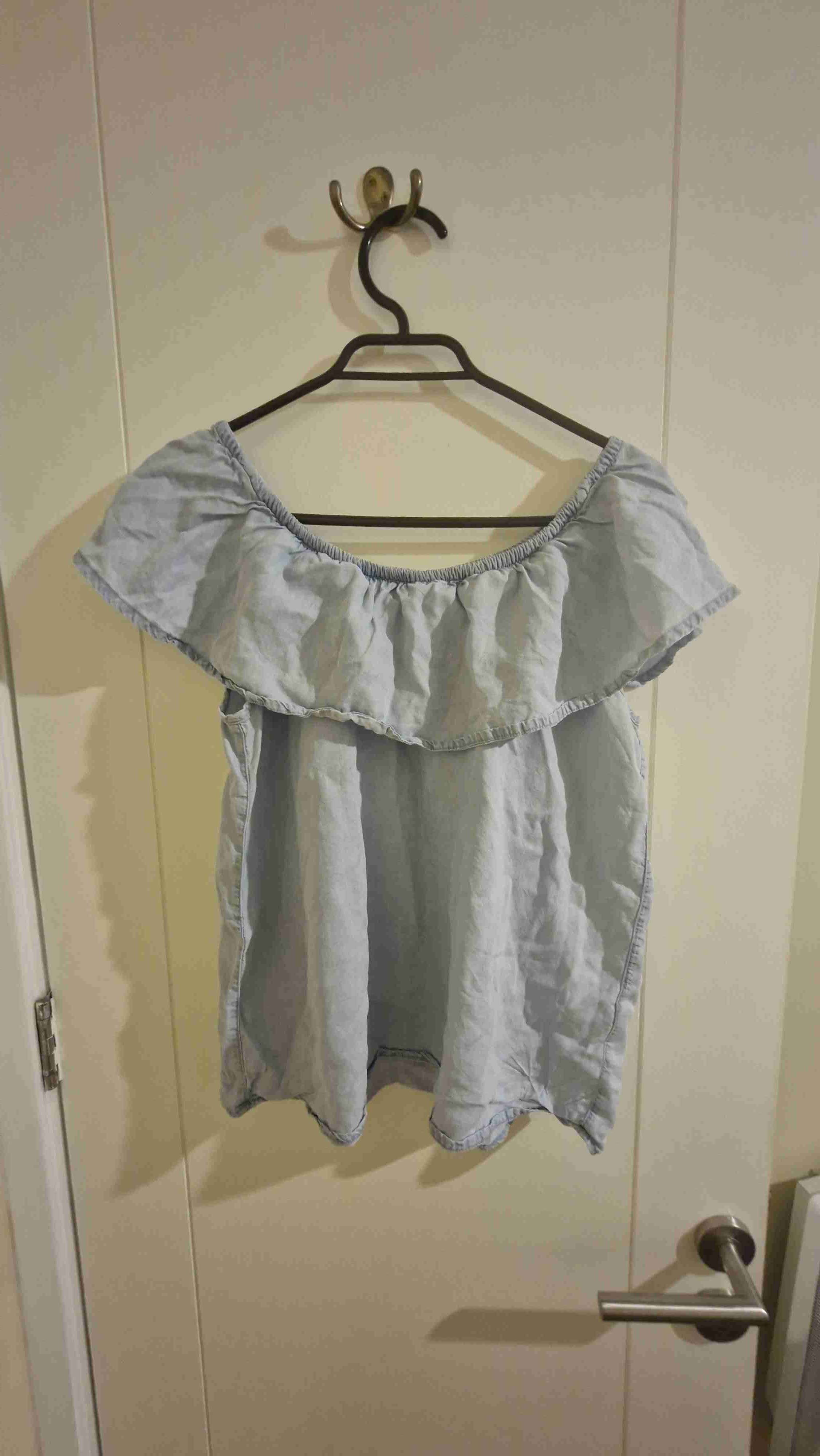 Blusa jeans claro con volantes - miniatura 2