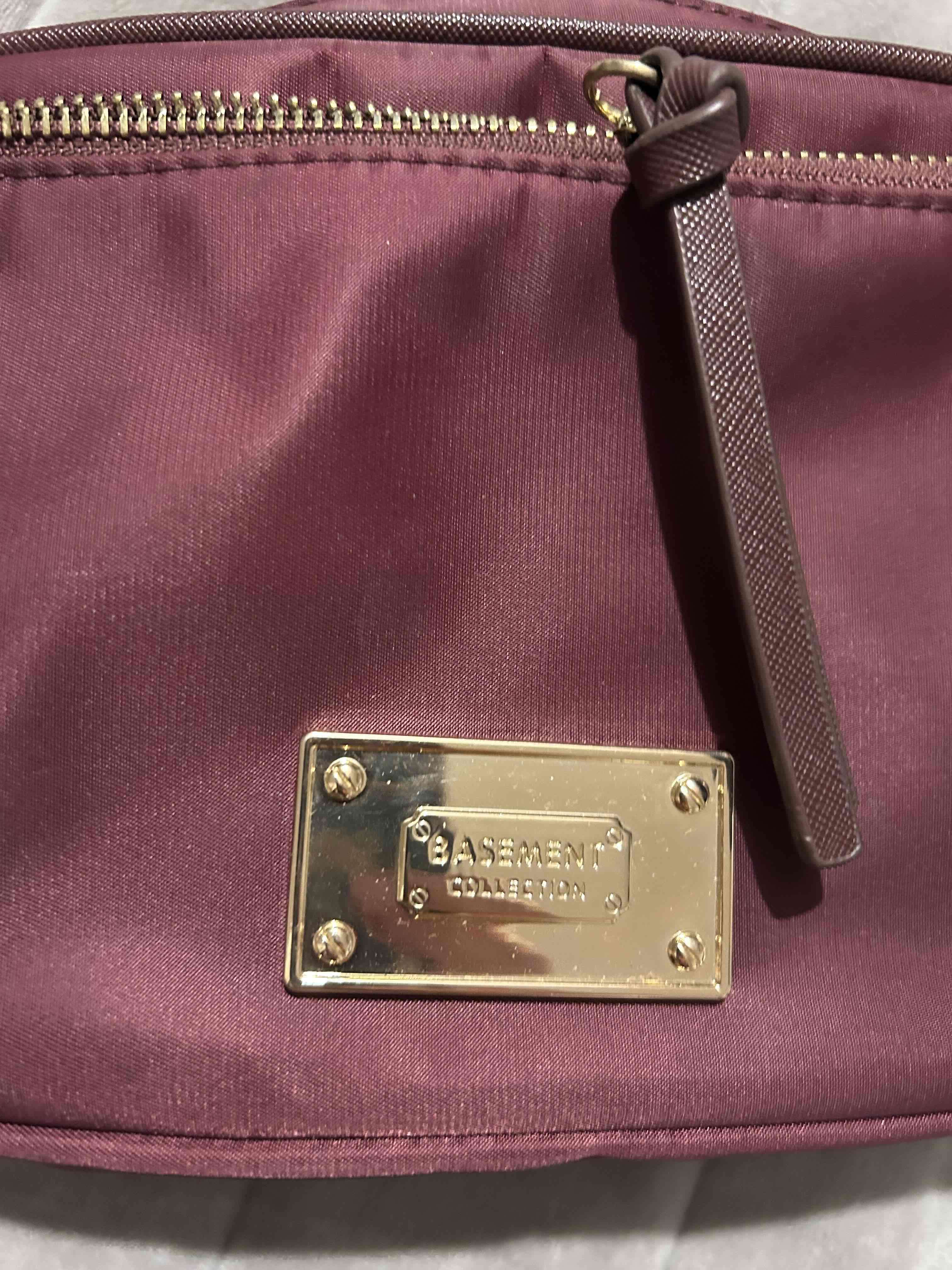 Cartera cruzada burdeo con placa - miniatura 2