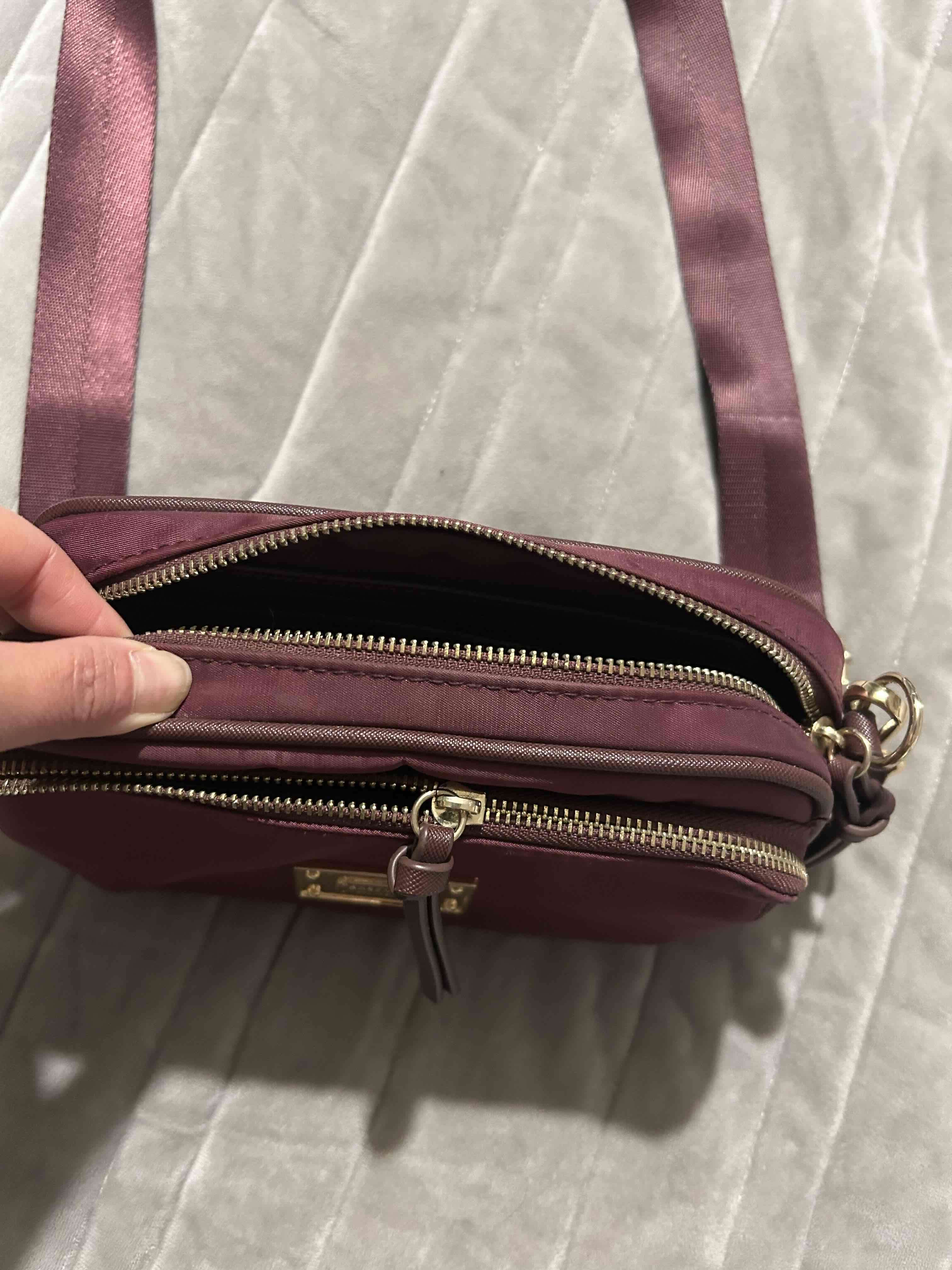 Cartera cruzada burdeo con placa - miniatura 3