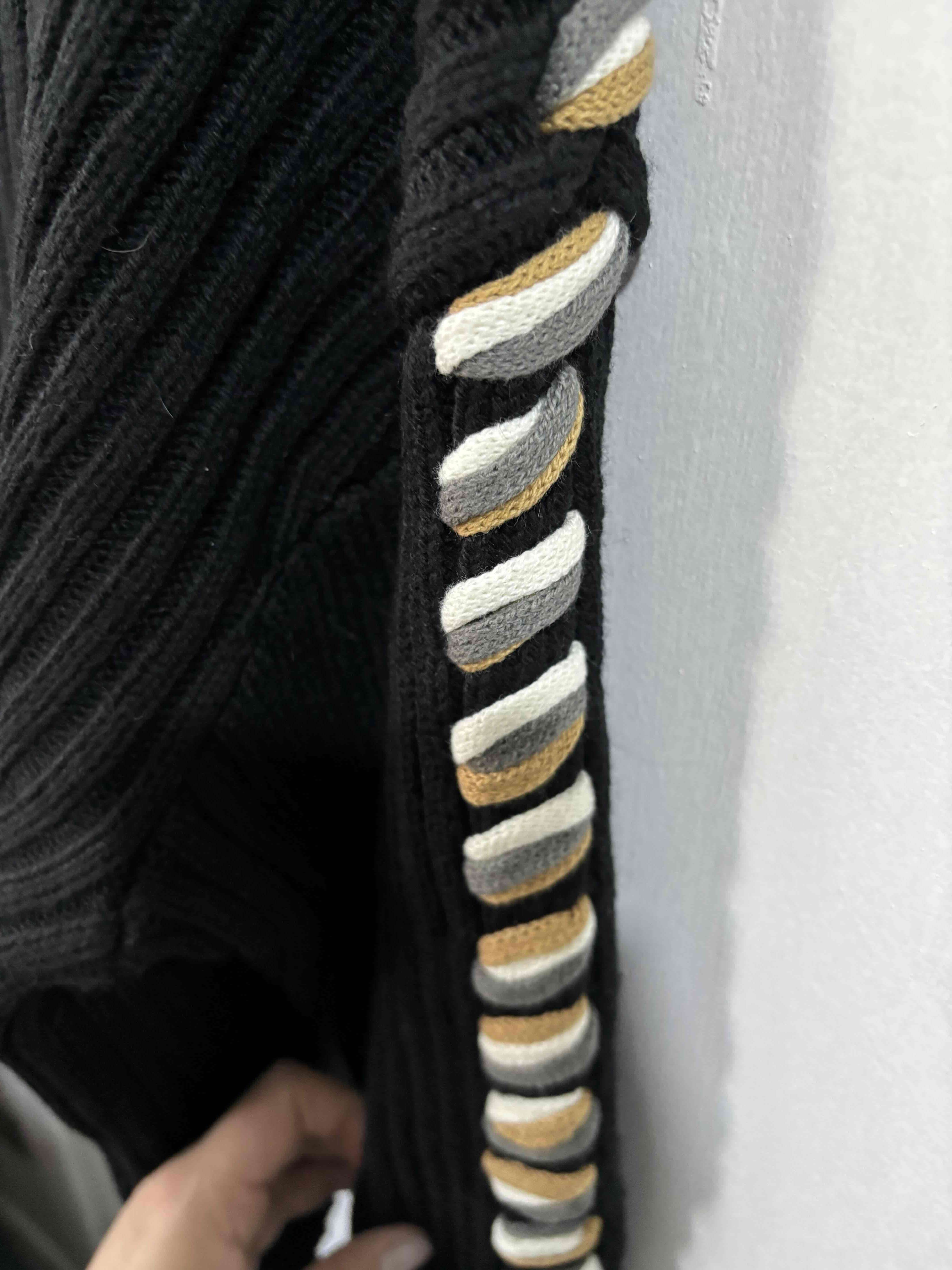 Suéter negro con detalles laterales - miniatura 2