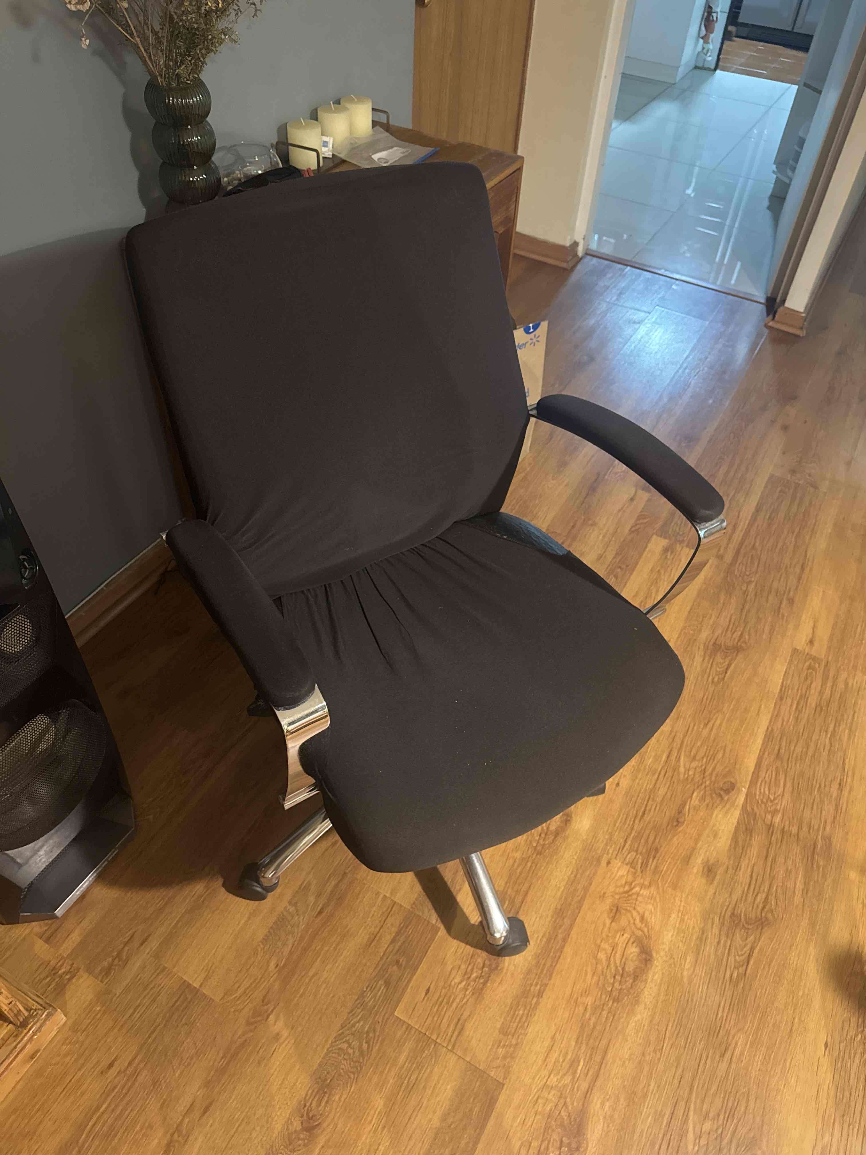 Silla de oficina negra con ruedas - miniatura 1