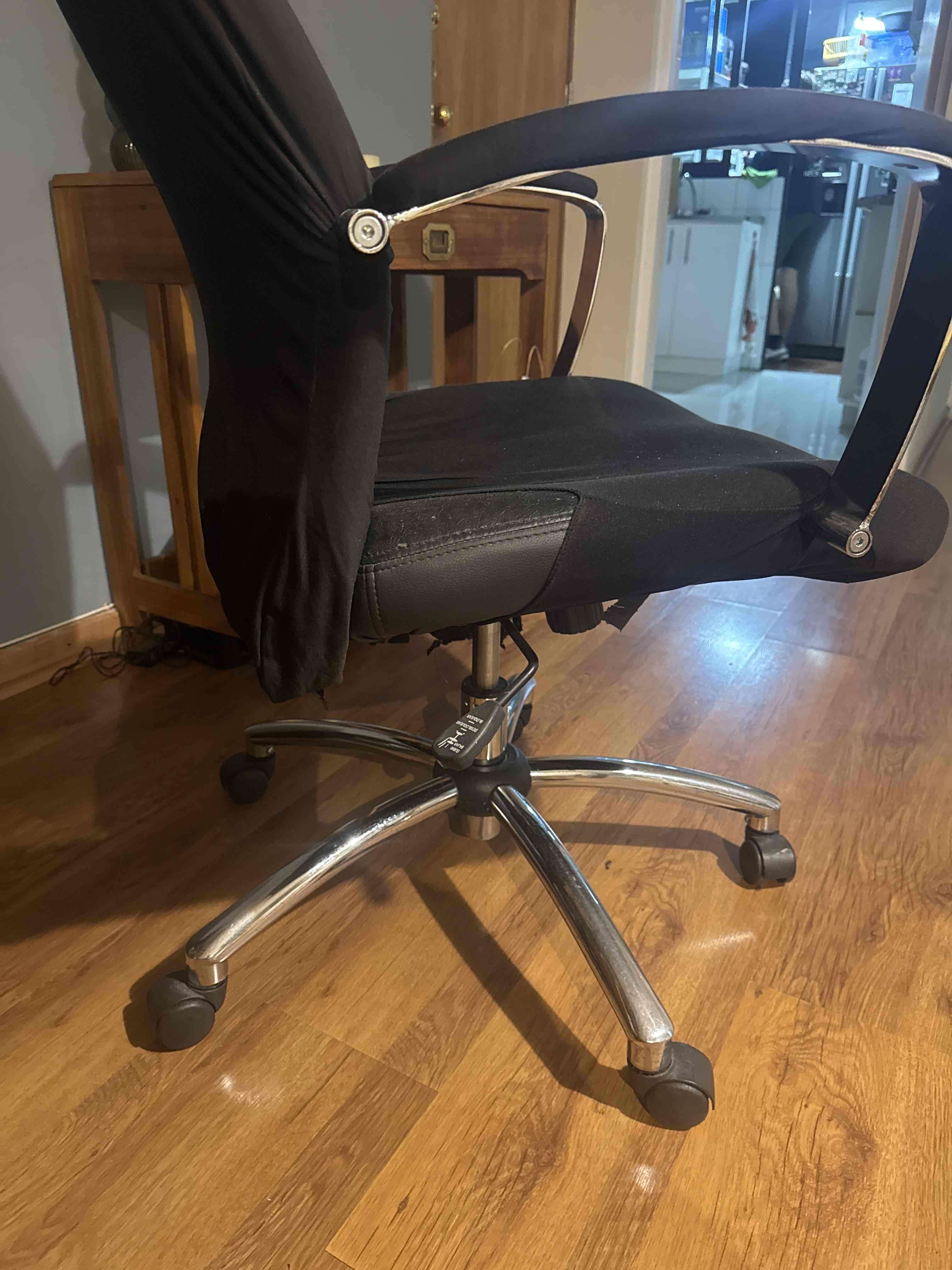 Silla de oficina negra con ruedas - miniatura 2