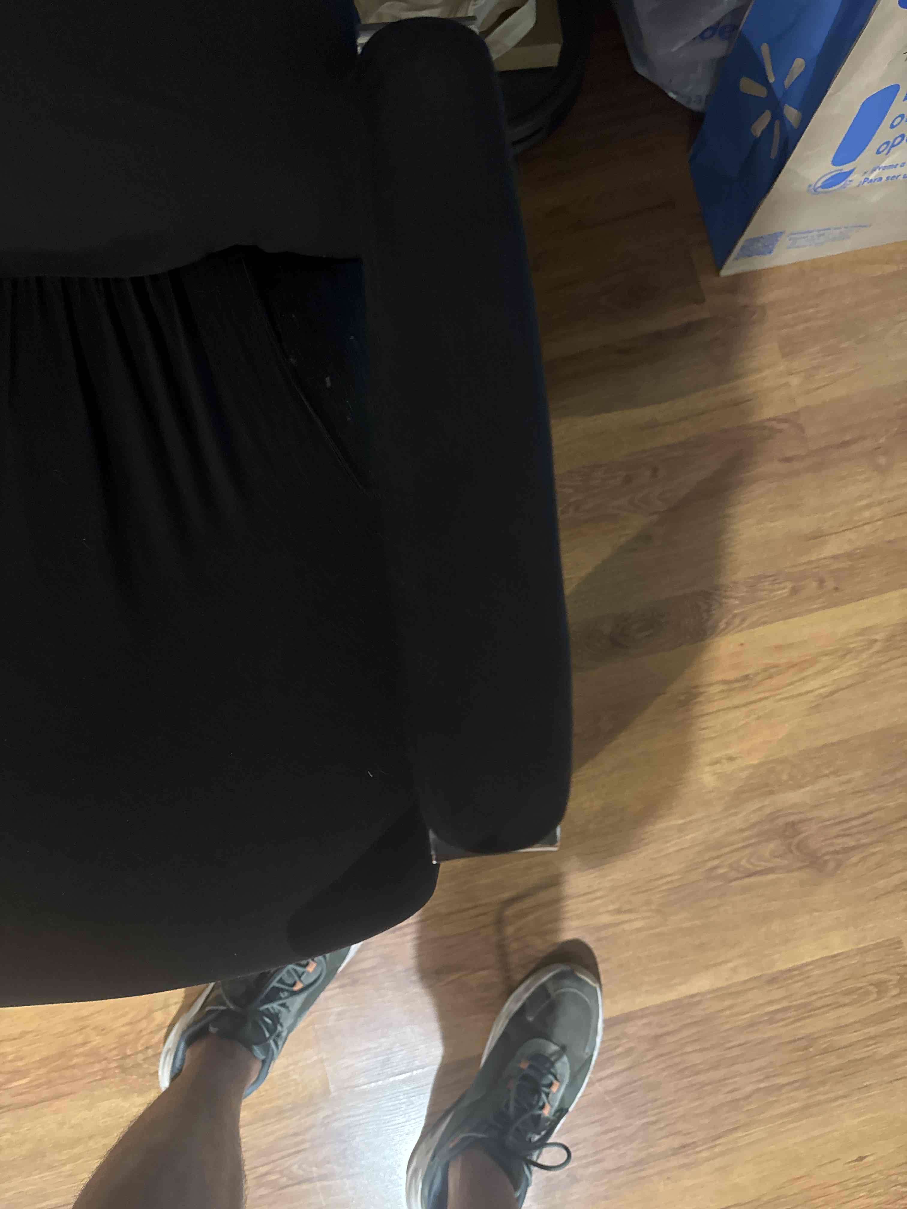 Silla de oficina negra con ruedas - miniatura 3