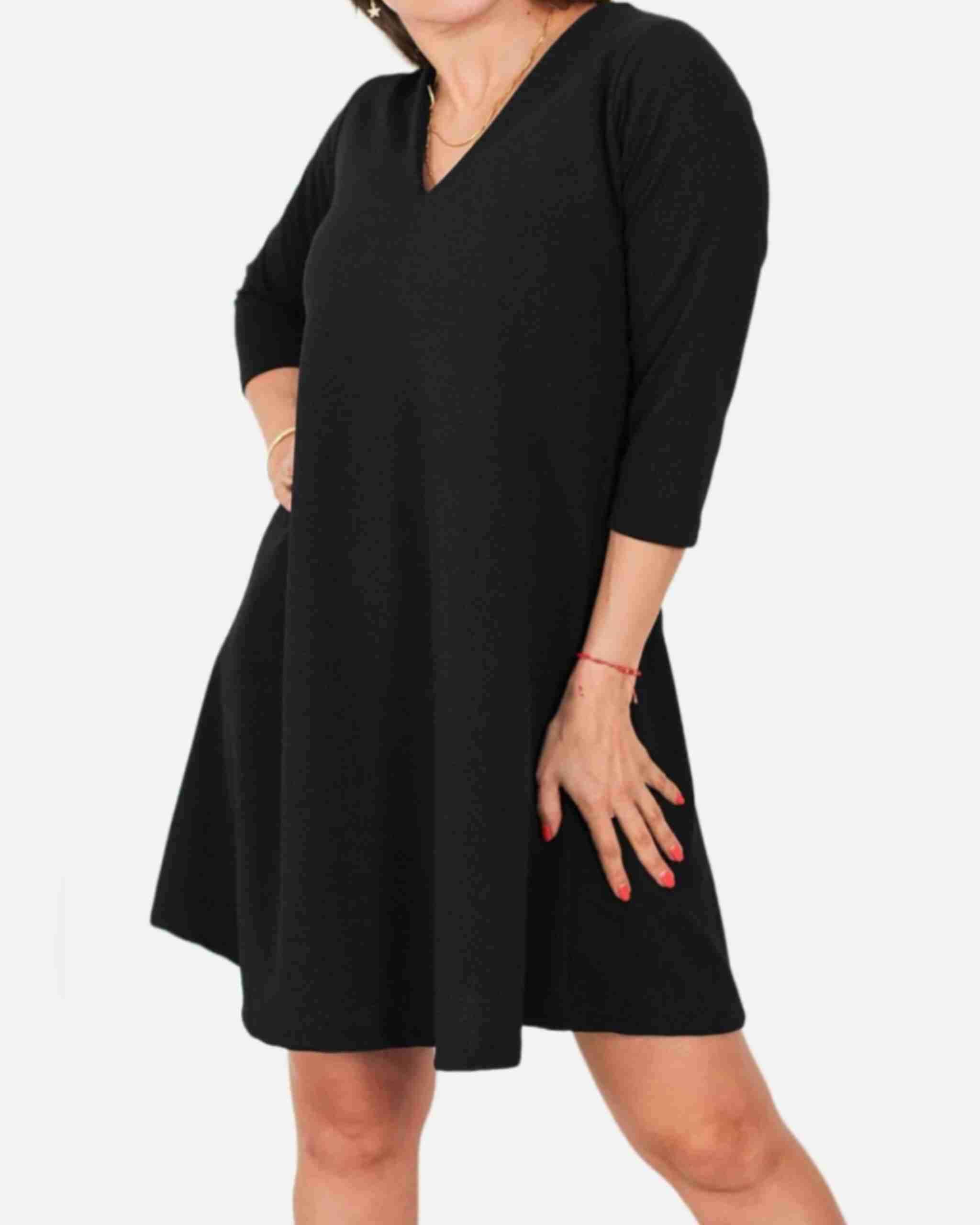 Vestido negro con escote en V - miniatura 3