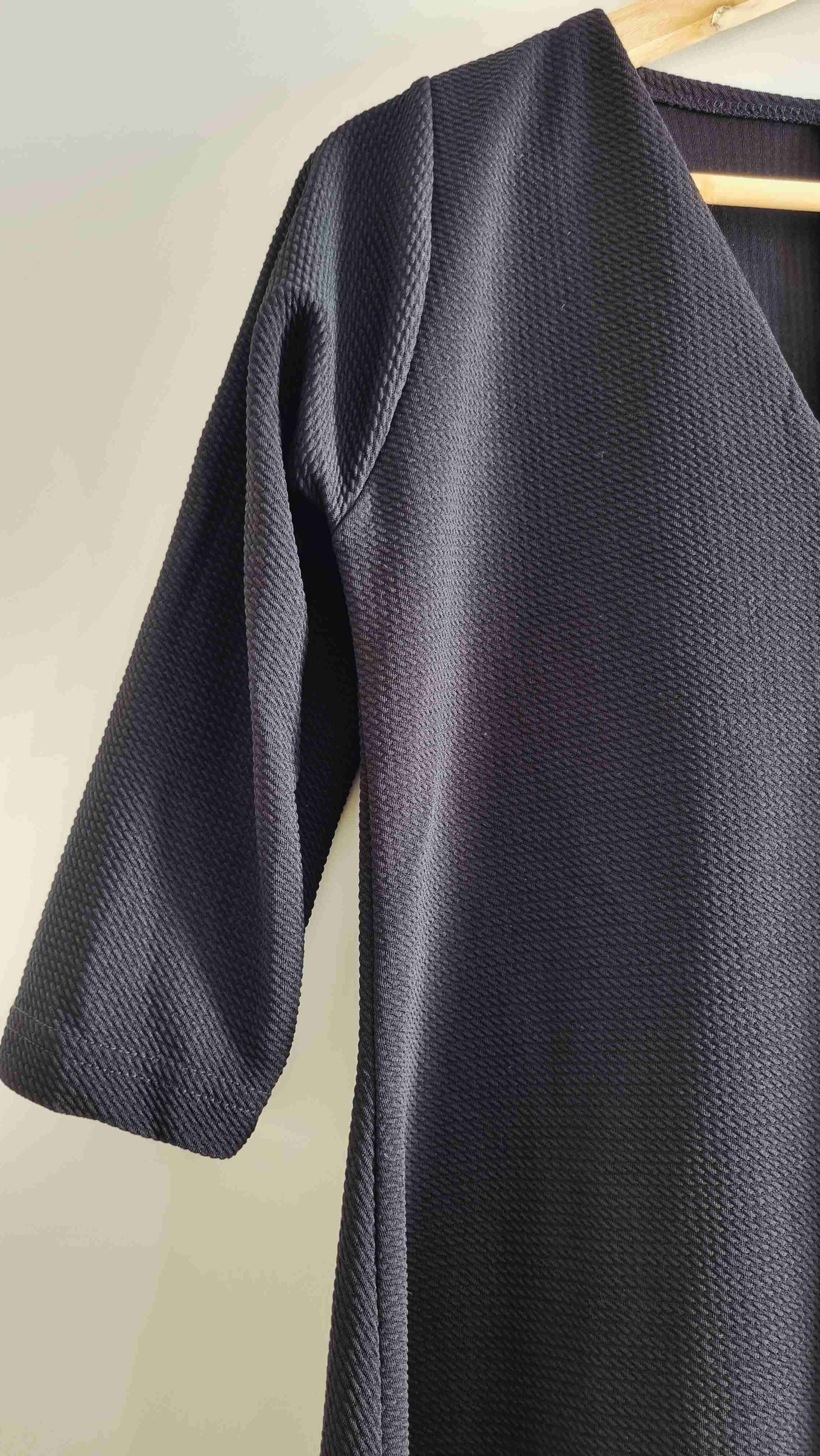 Vestido negro con escote en V - miniatura 4