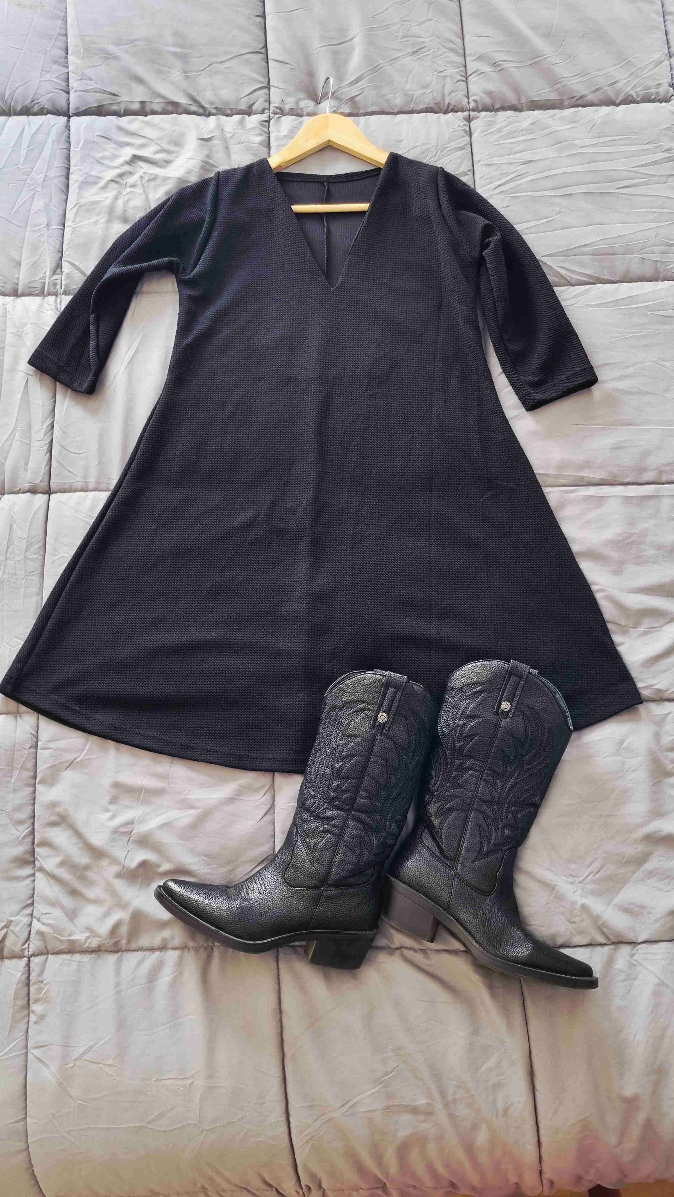 Vestido negro con escote en V - miniatura 6