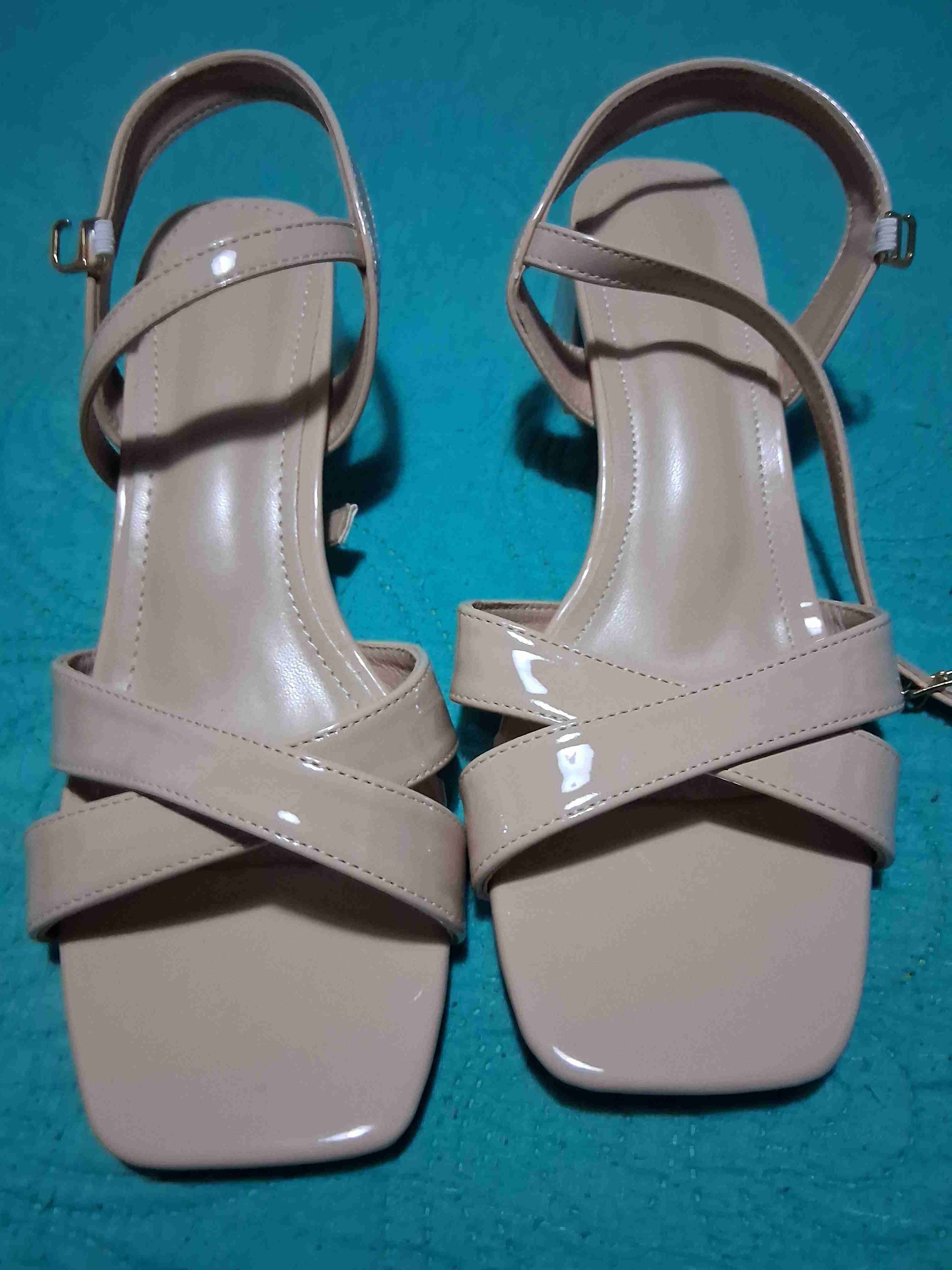 Sandalias beige de charol - miniatura 2