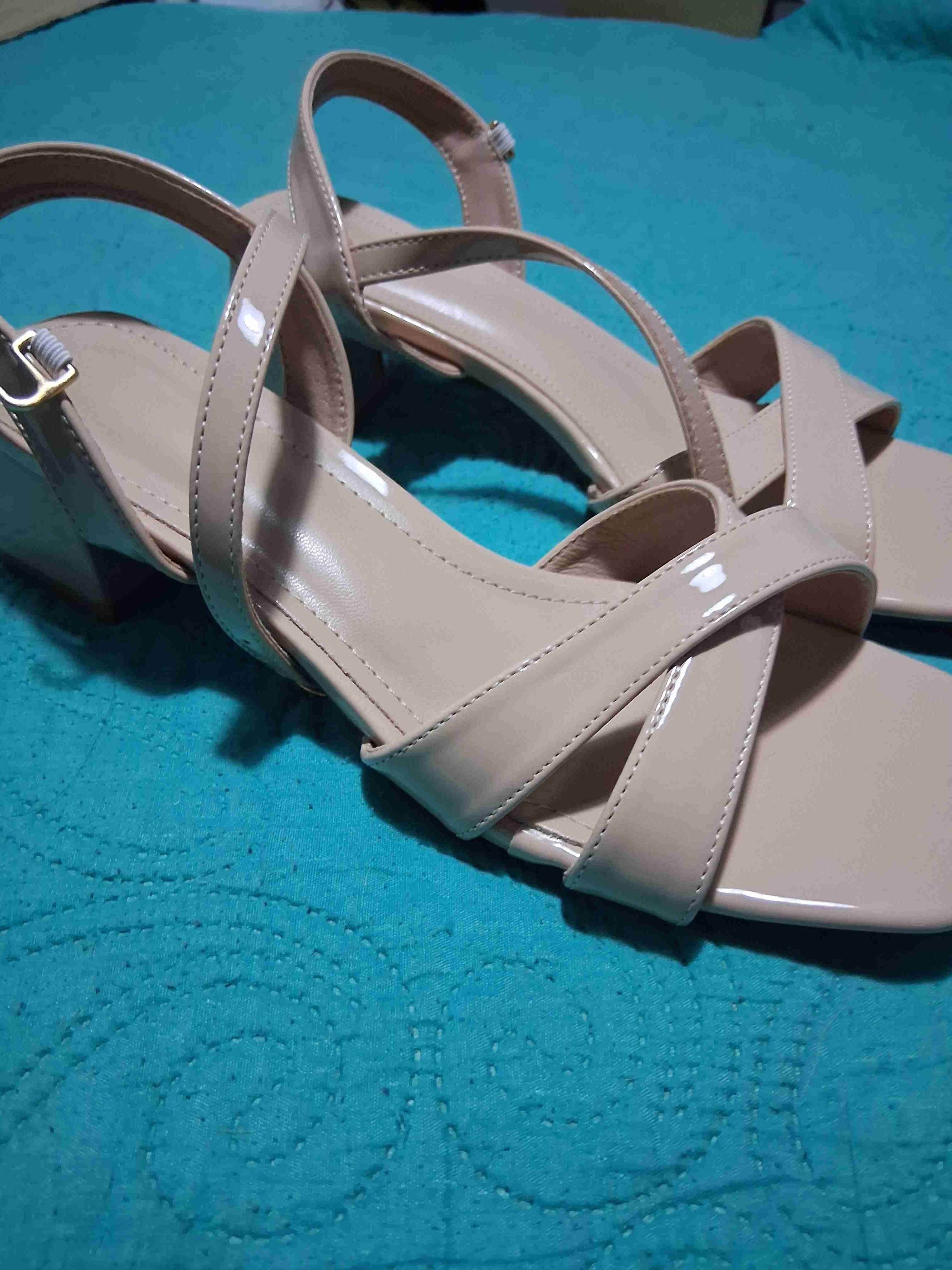 Sandalias beige de charol - miniatura 3
