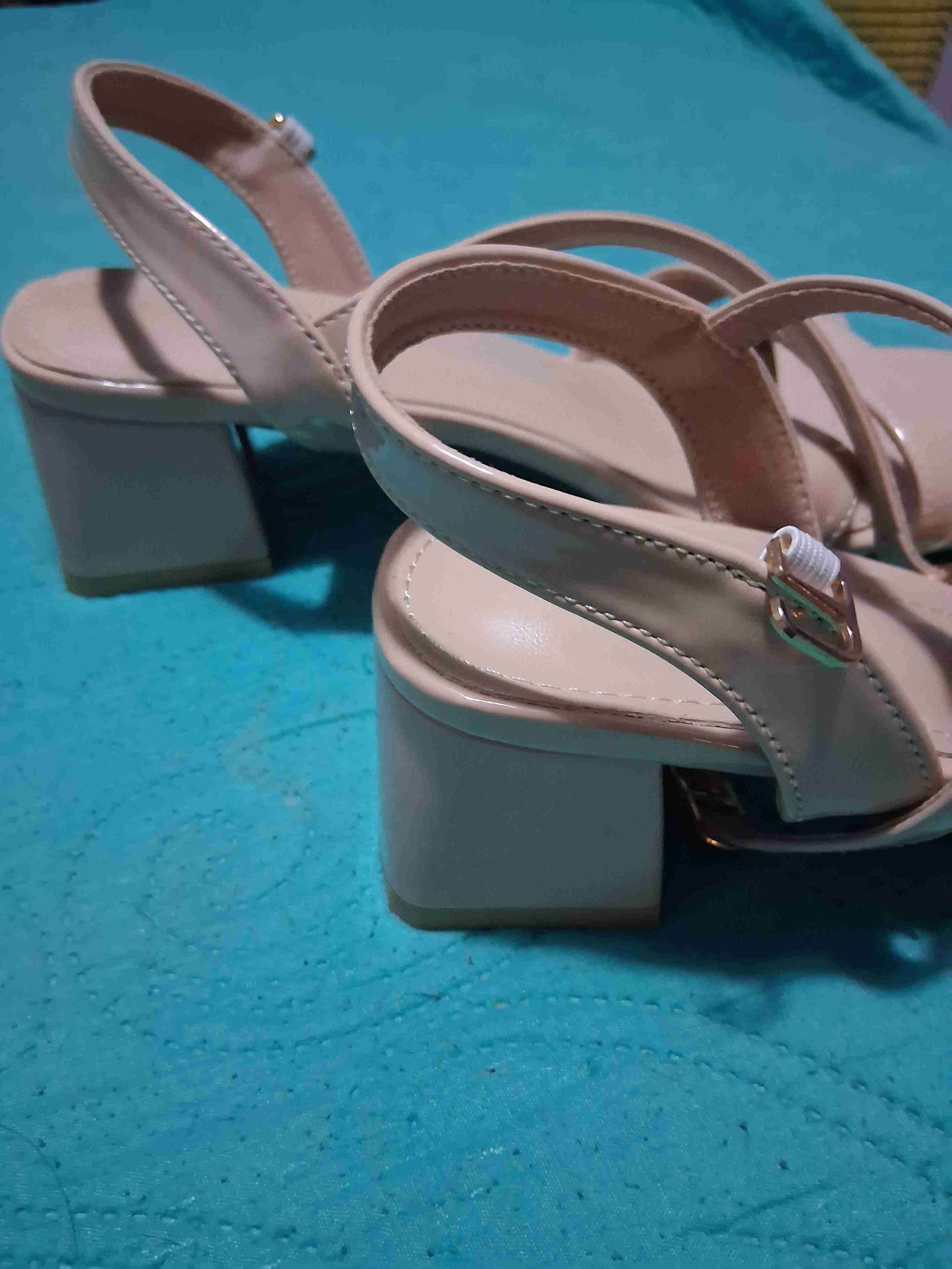Sandalias beige de charol - miniatura 4