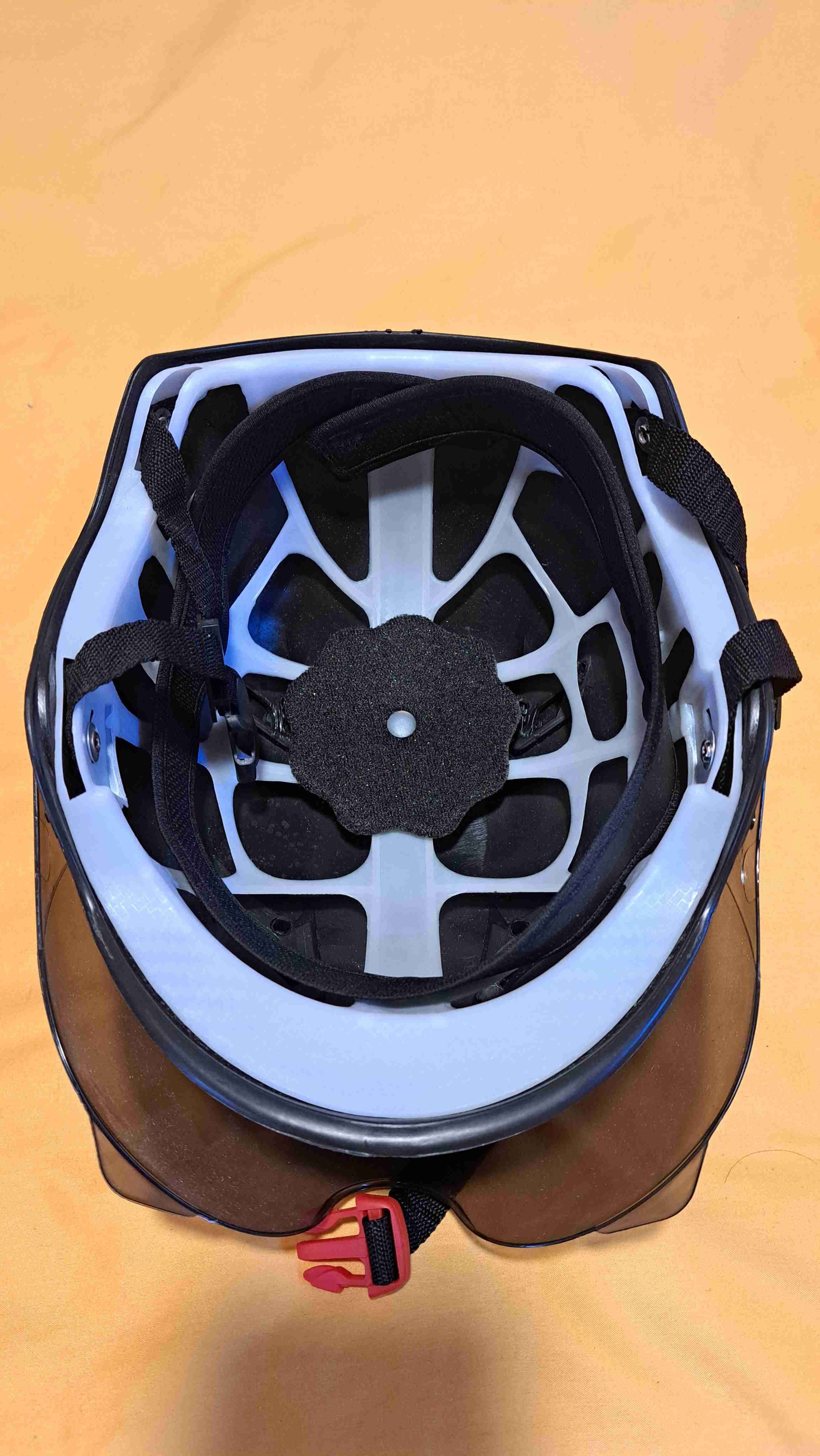 Casco protector negro con visera - miniatura 2