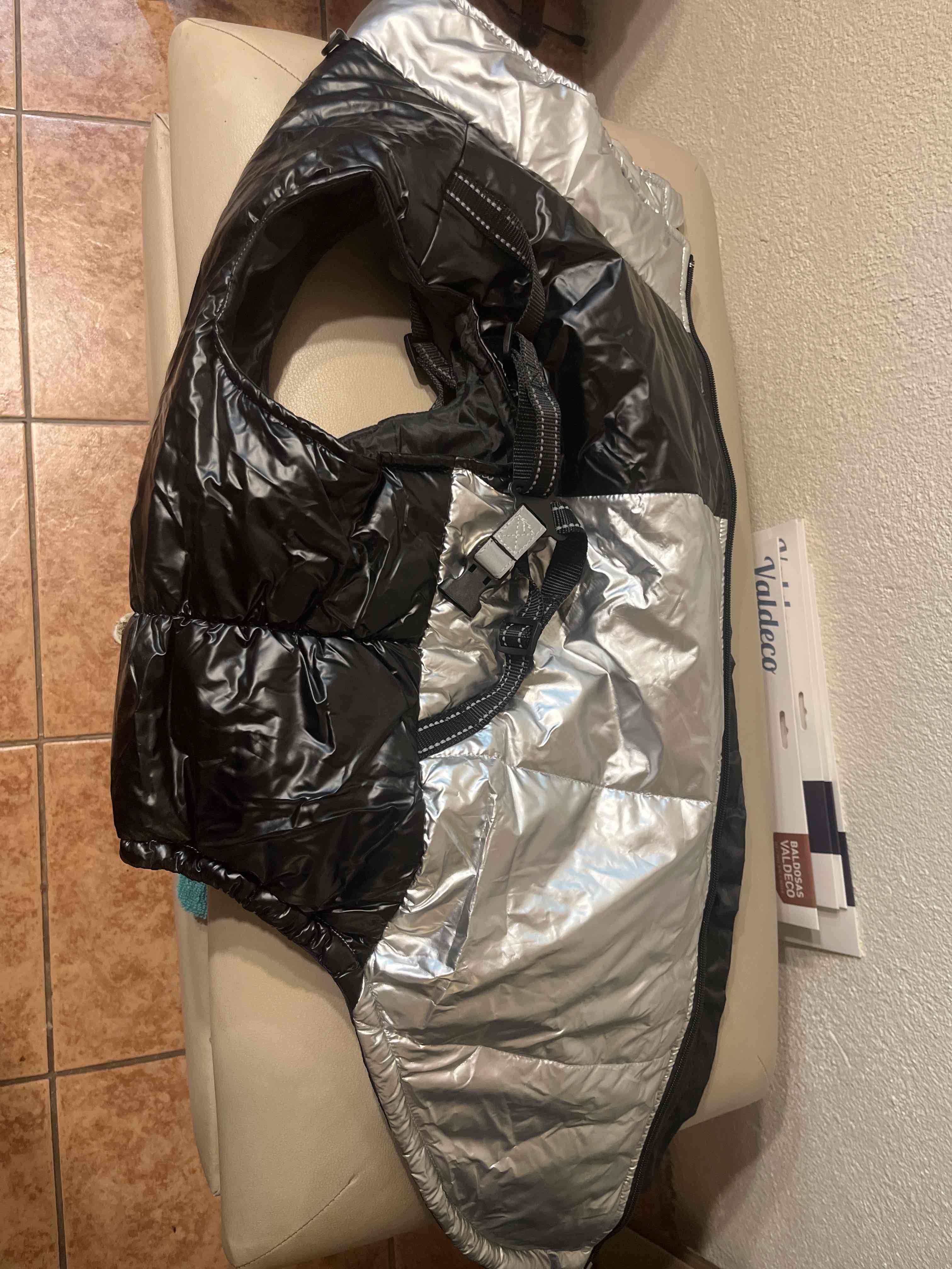 Chaleco acolchado negro y plateado perro grande