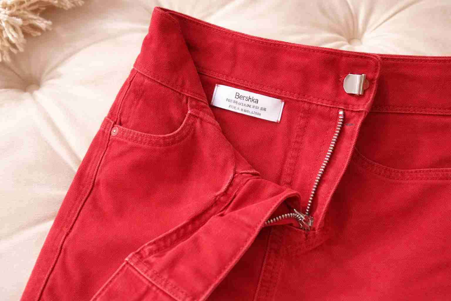 Falda roja con cinturón - miniatura 2