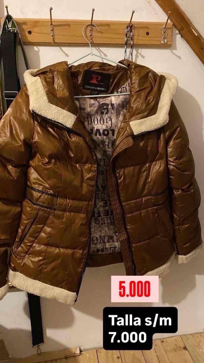 Chaqueta café acolchada con capucha