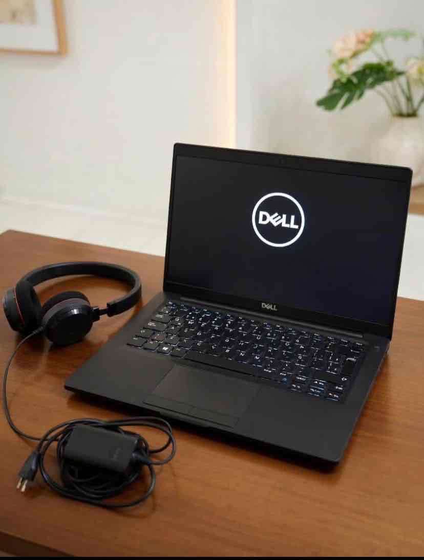 Laptop Dell Latitude 7390 con audífonos de regalo - 2