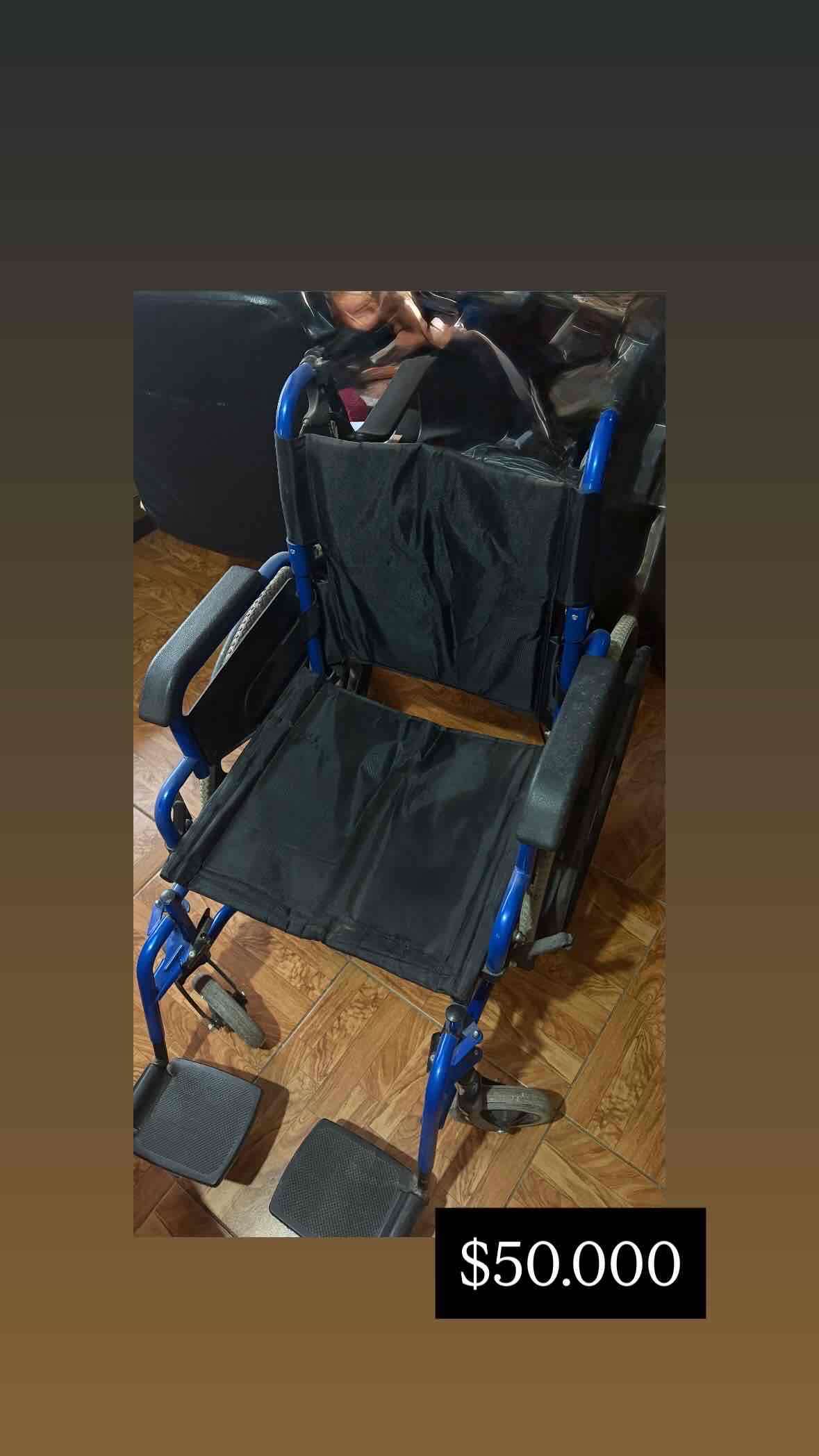 Silla de ruedas plegable azul - miniatura 1