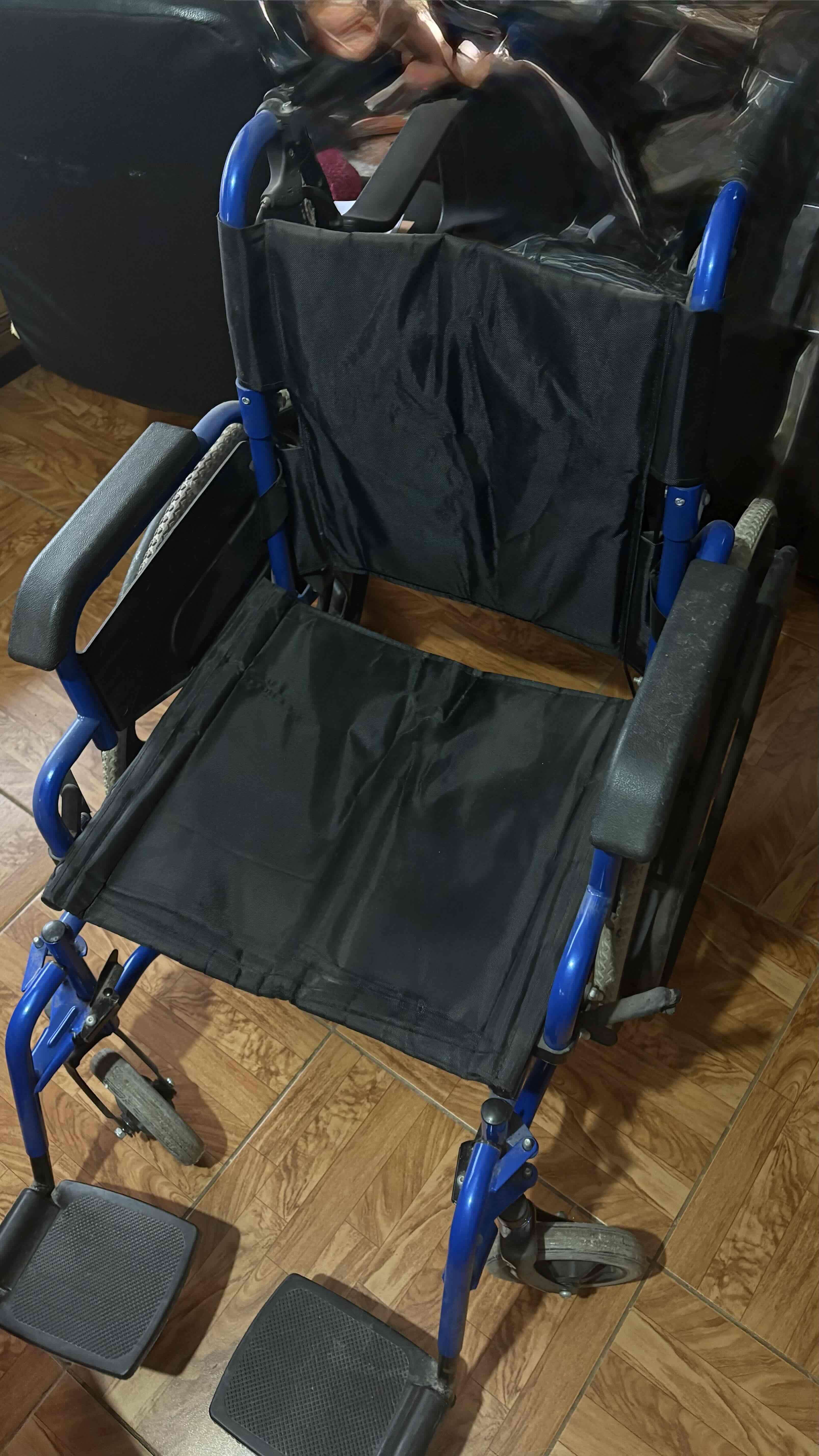 Silla de ruedas plegable azul - miniatura 2