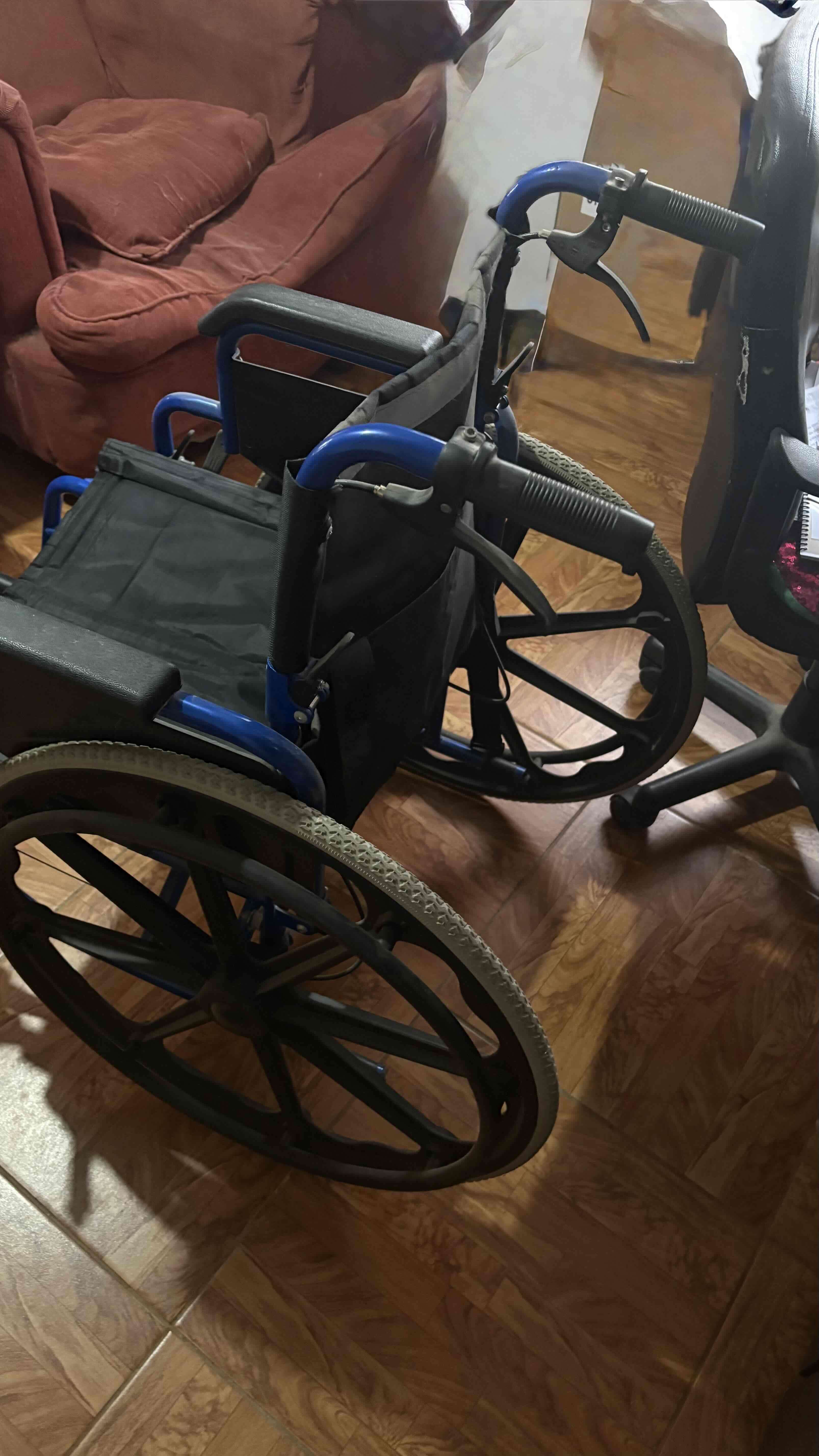 Silla de ruedas plegable azul - miniatura 3