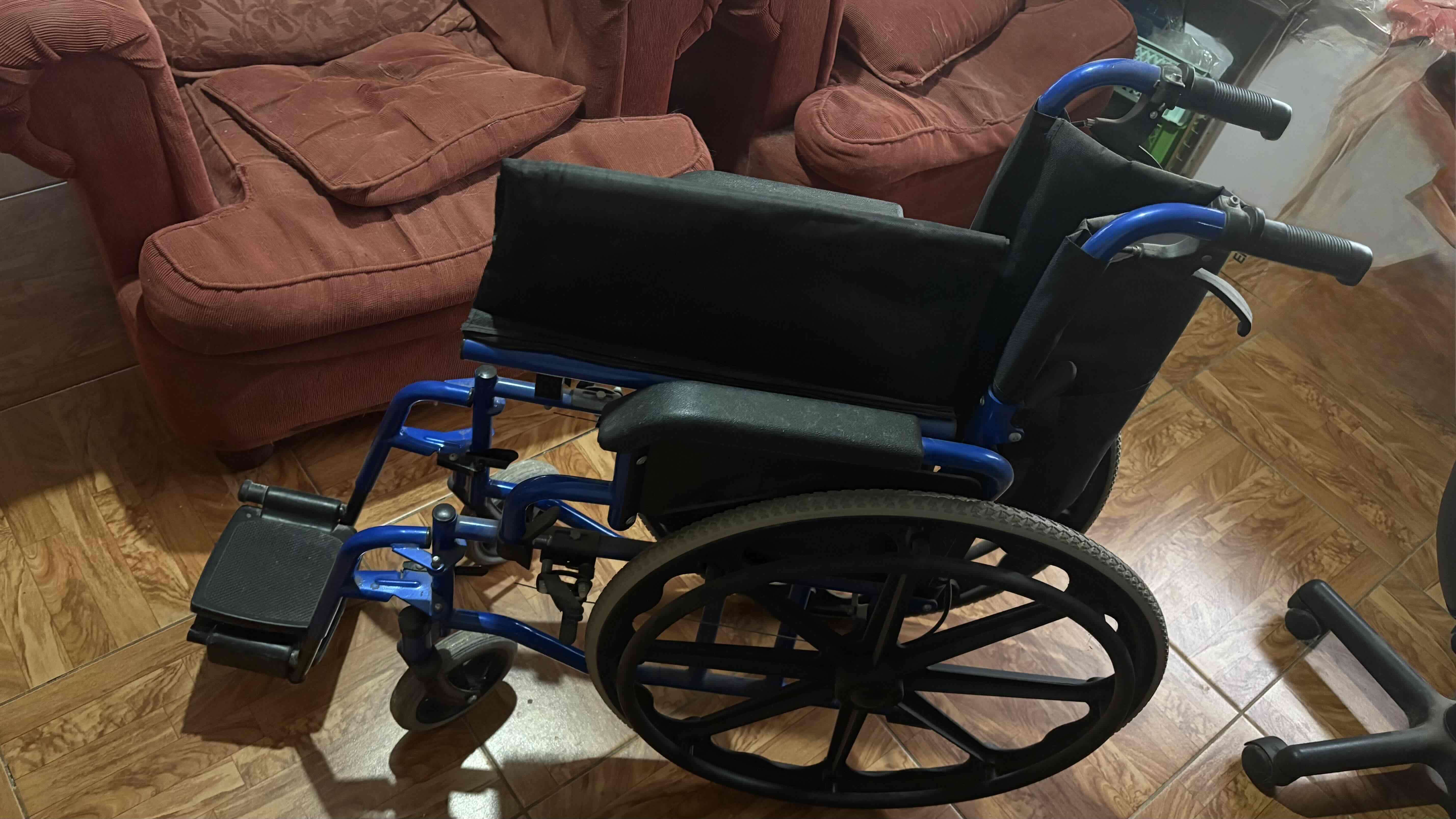 Silla de ruedas plegable azul - miniatura 4