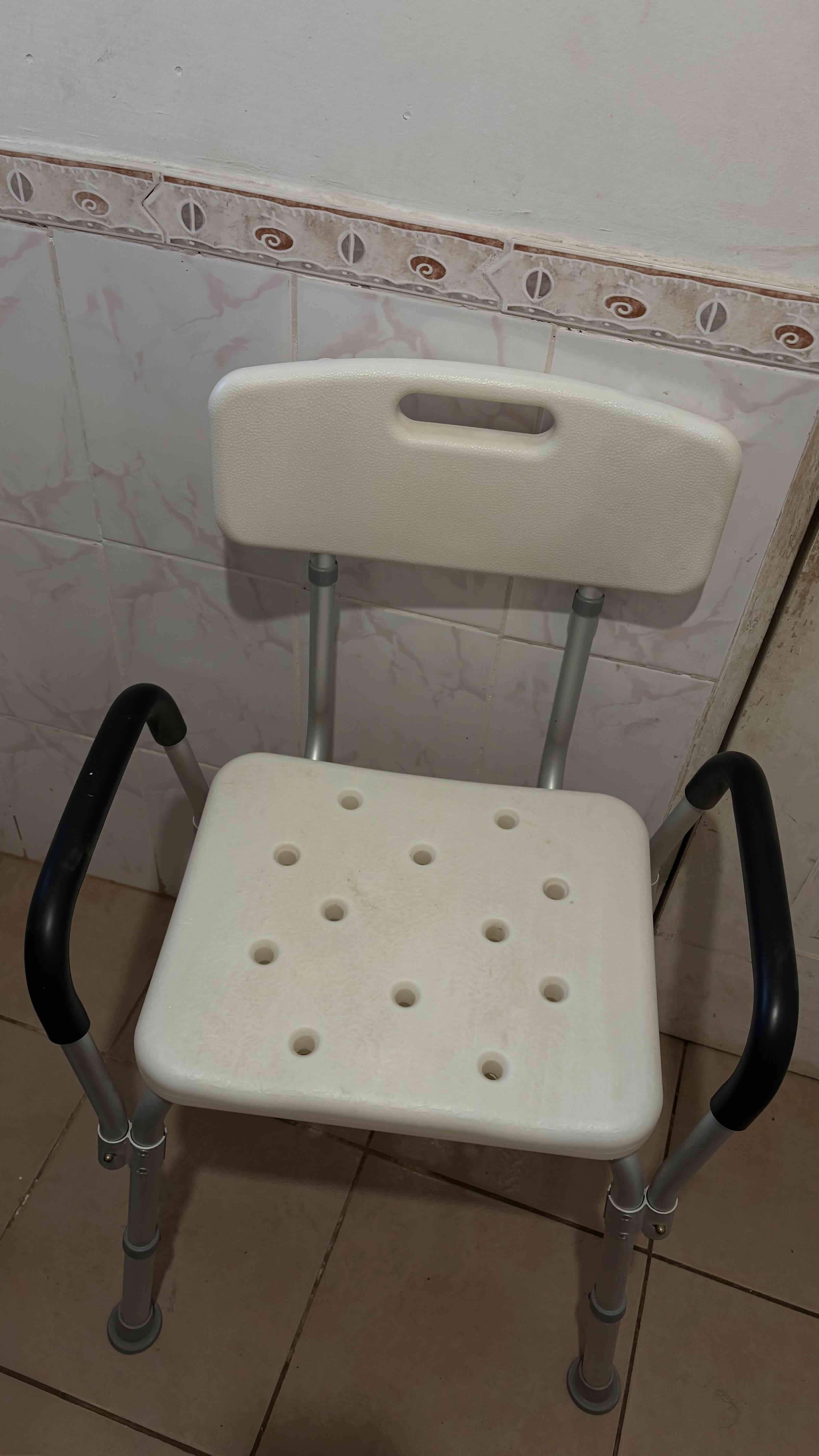Silla de baño ajustable con respaldo