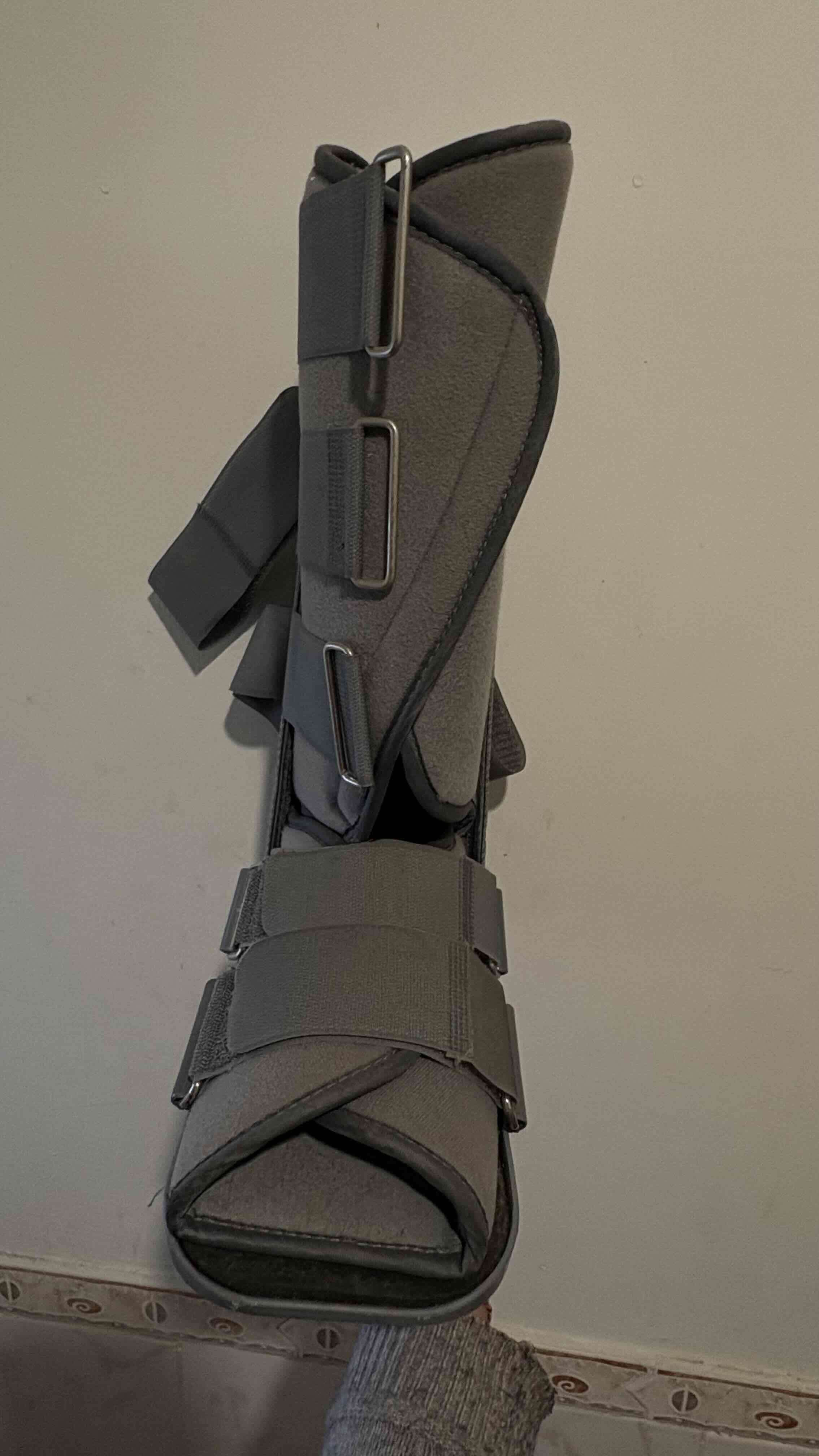 Botín ortopédico gris ajustable - miniatura 1