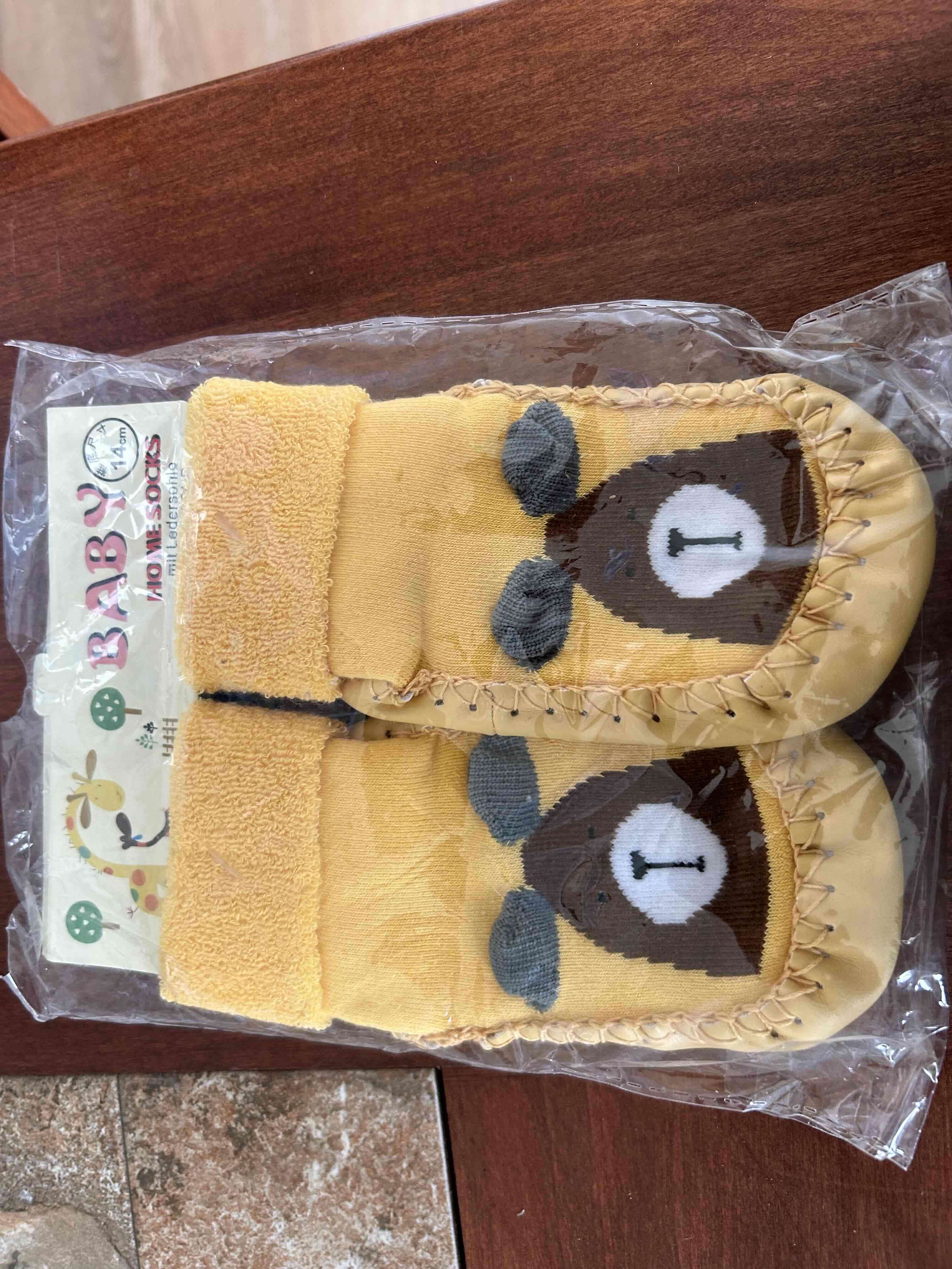 Calcetines antideslizantes de casa para bebé