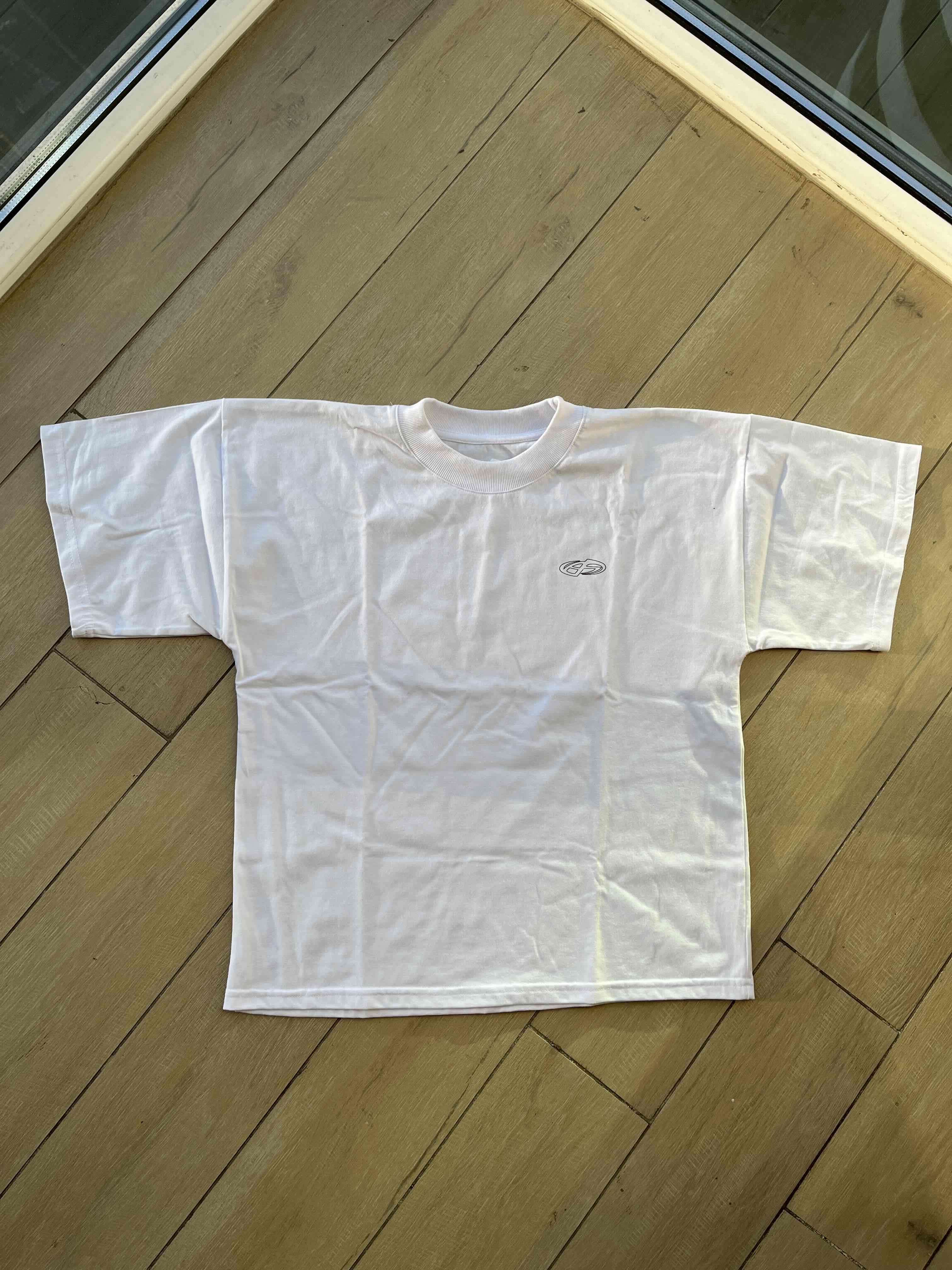 Polera blanca con logo - 1