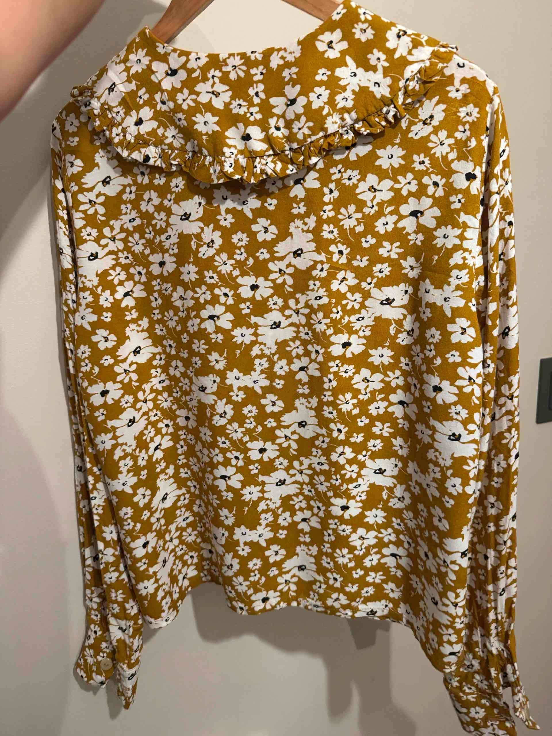 Blusa floral amarilla con cuello bebe - miniatura 3