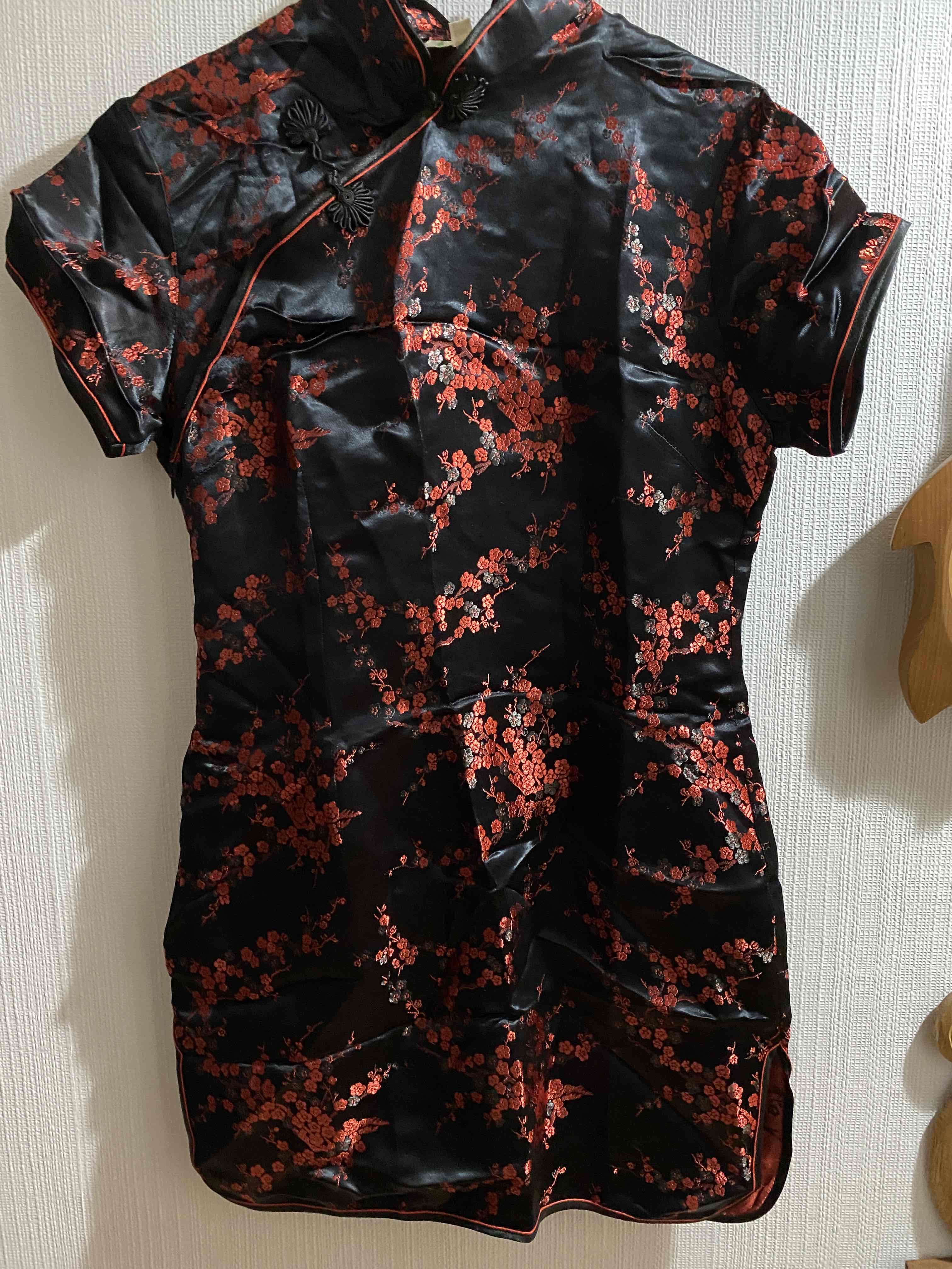 Vestido oriental negro con flores rojas - miniatura 1