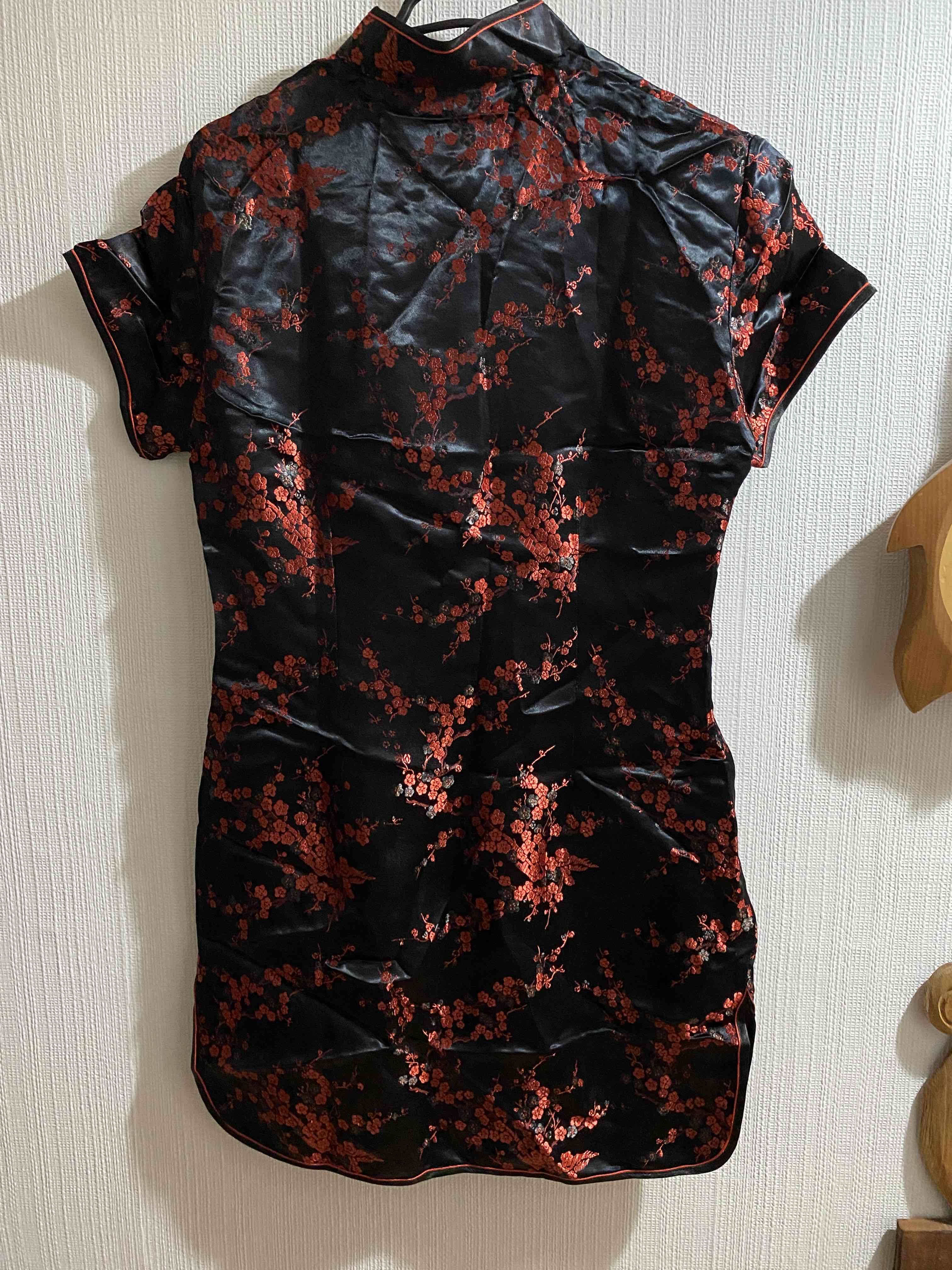 Vestido oriental negro con flores rojas - miniatura 2