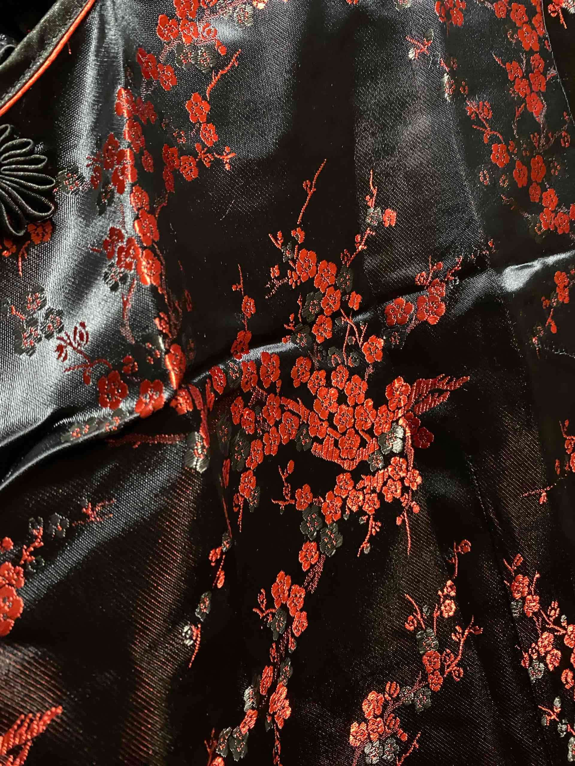 Vestido oriental negro con flores rojas - miniatura 3